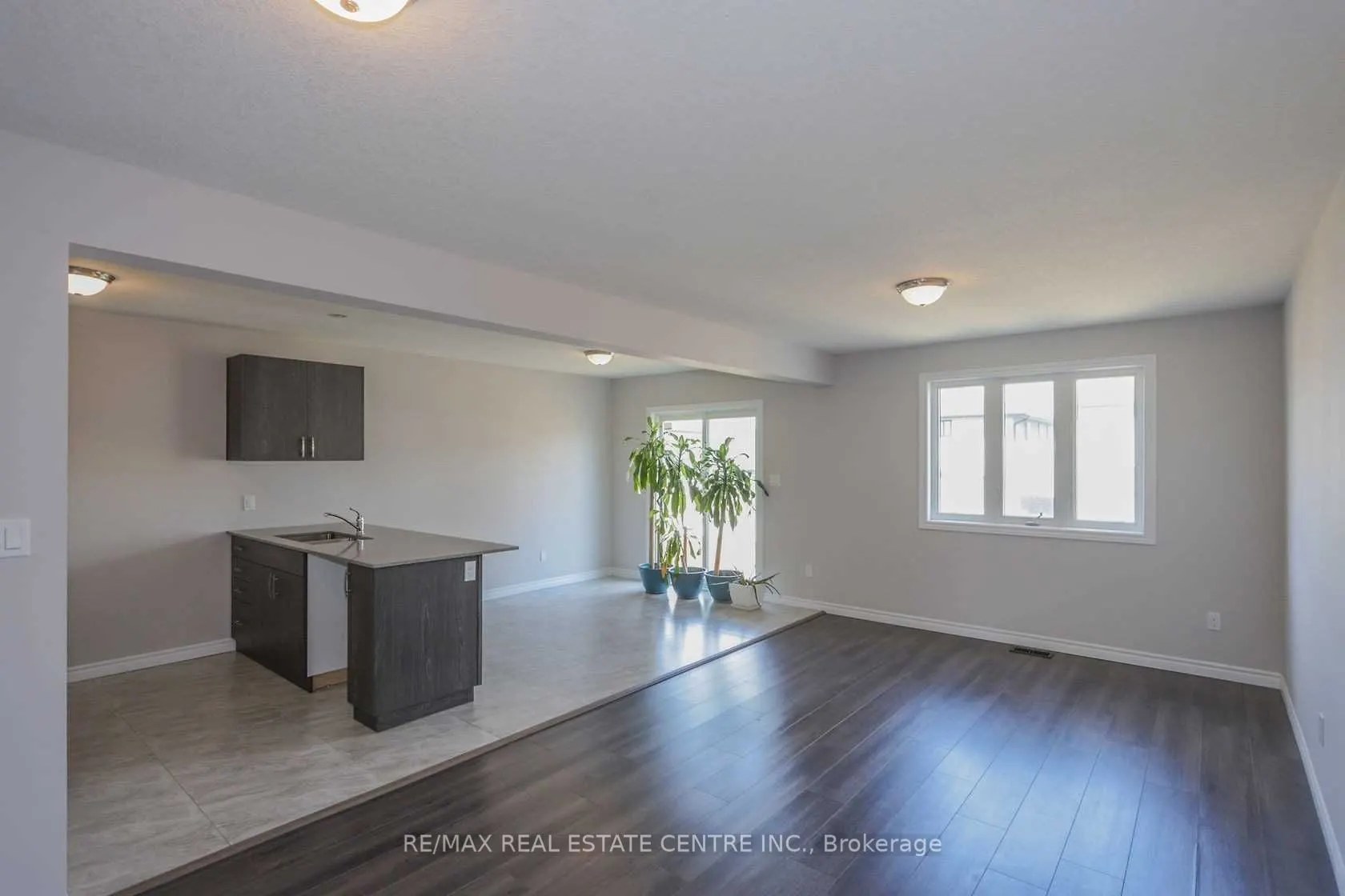 1890 Foxridge Crescent, #Upper