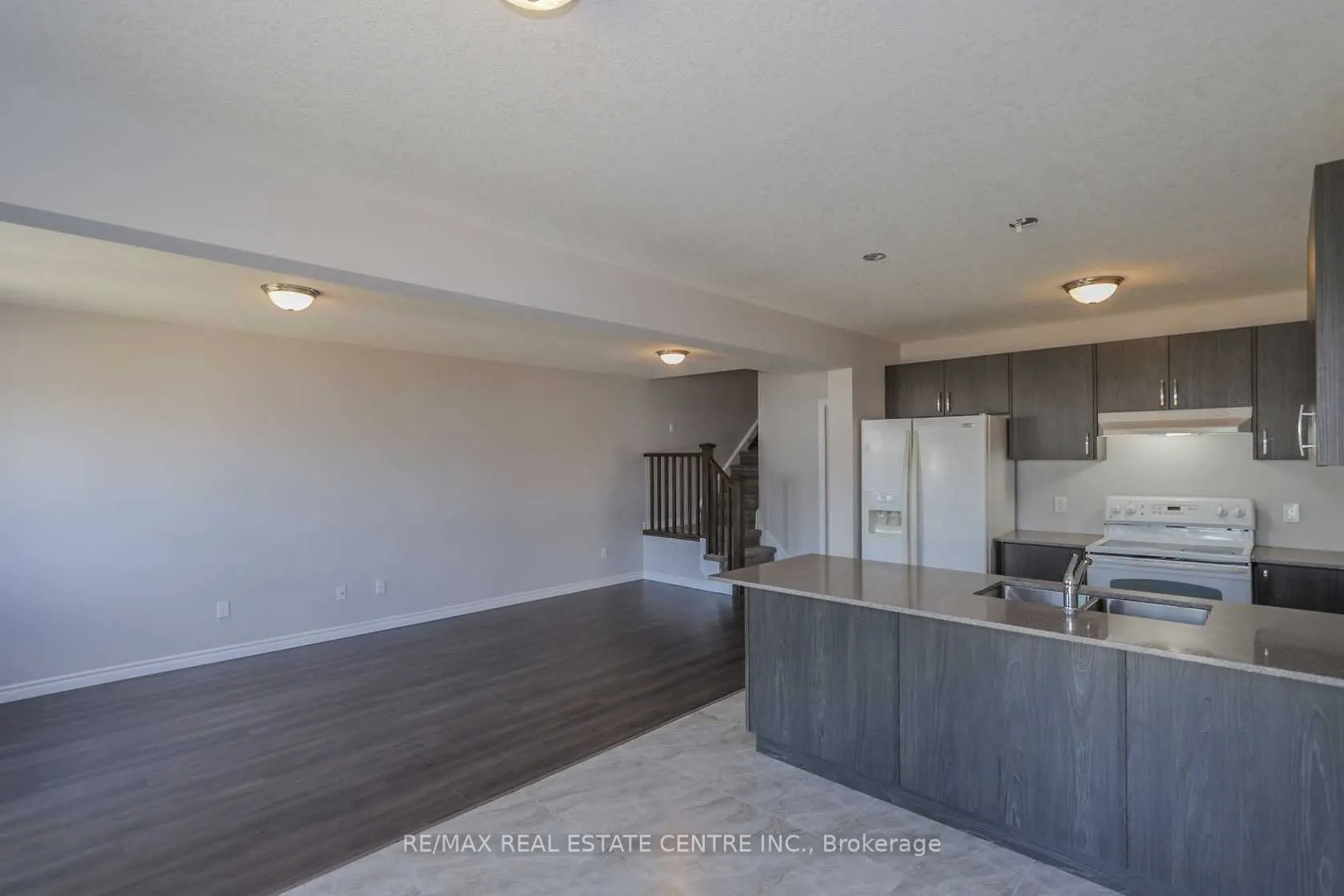 1890 Foxridge Crescent, #Upper
