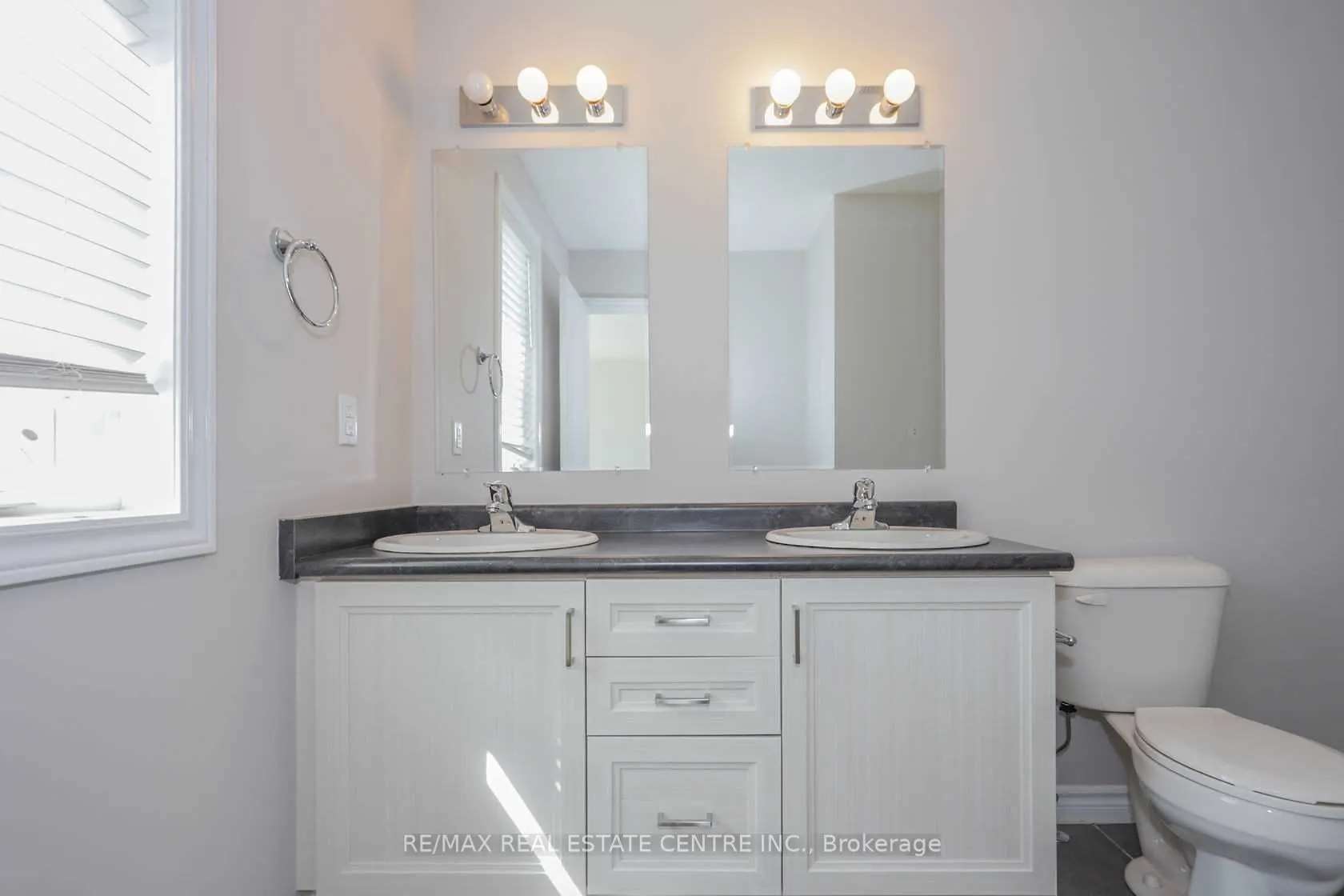 1890 Foxridge Crescent, #Upper