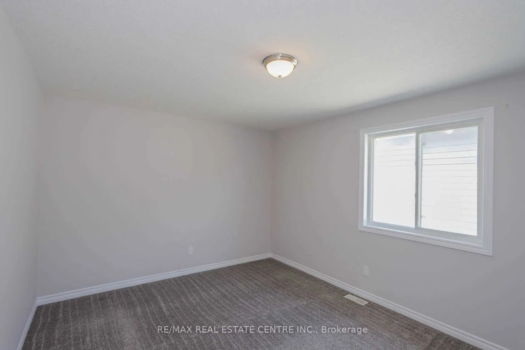 1890 Foxridge Crescent, #Upper