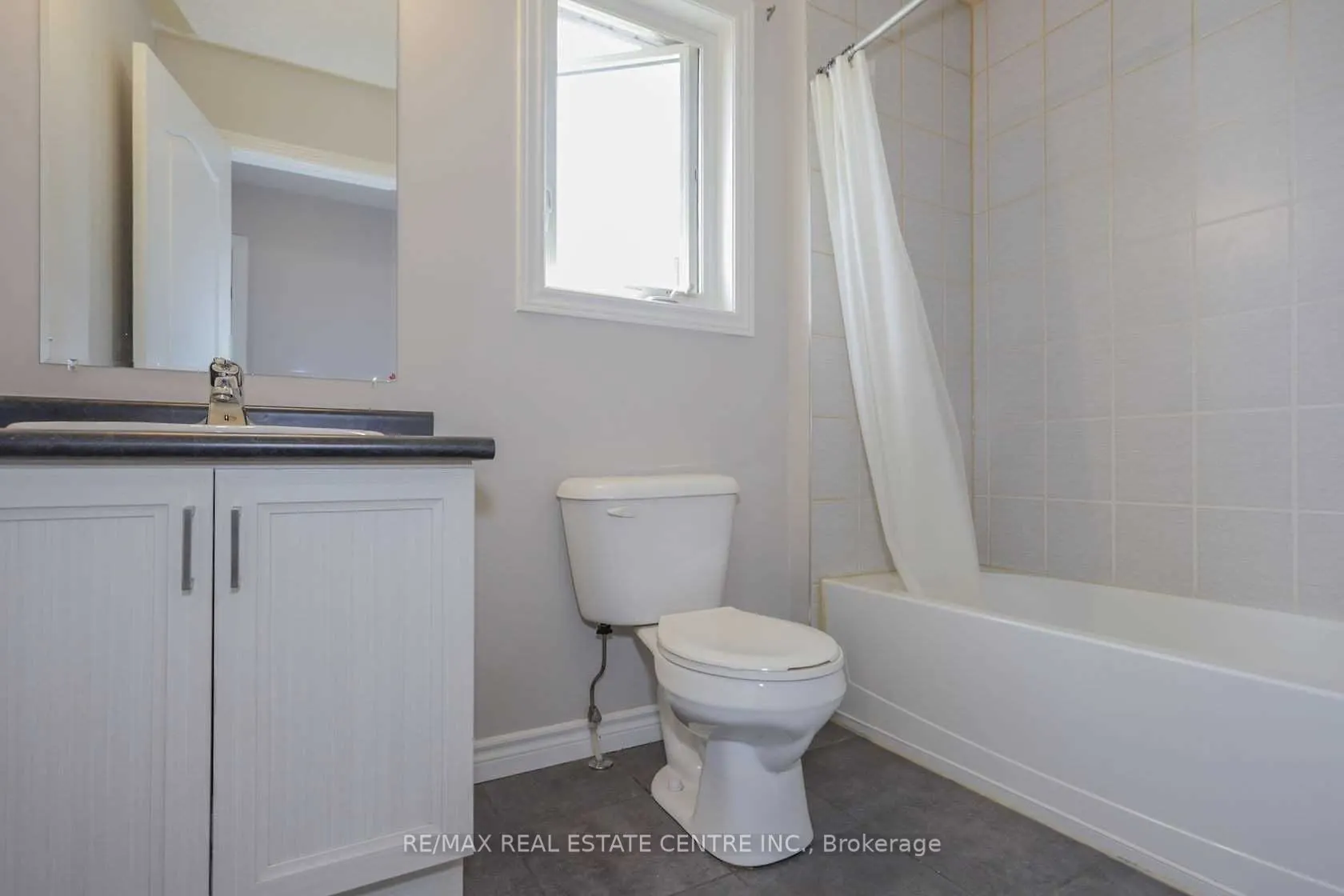 1890 Foxridge Crescent, #Upper