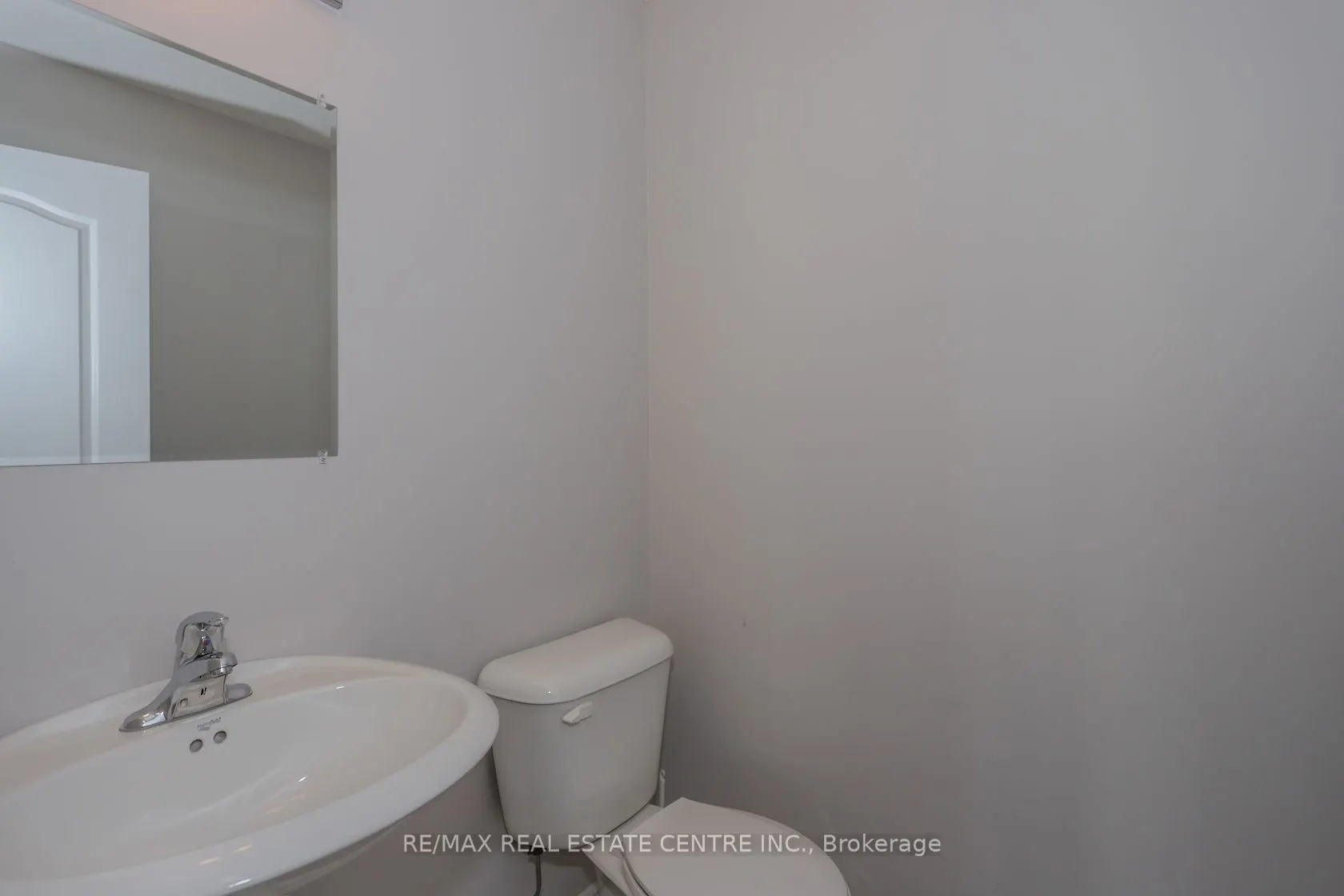1890 Foxridge Crescent, #Upper