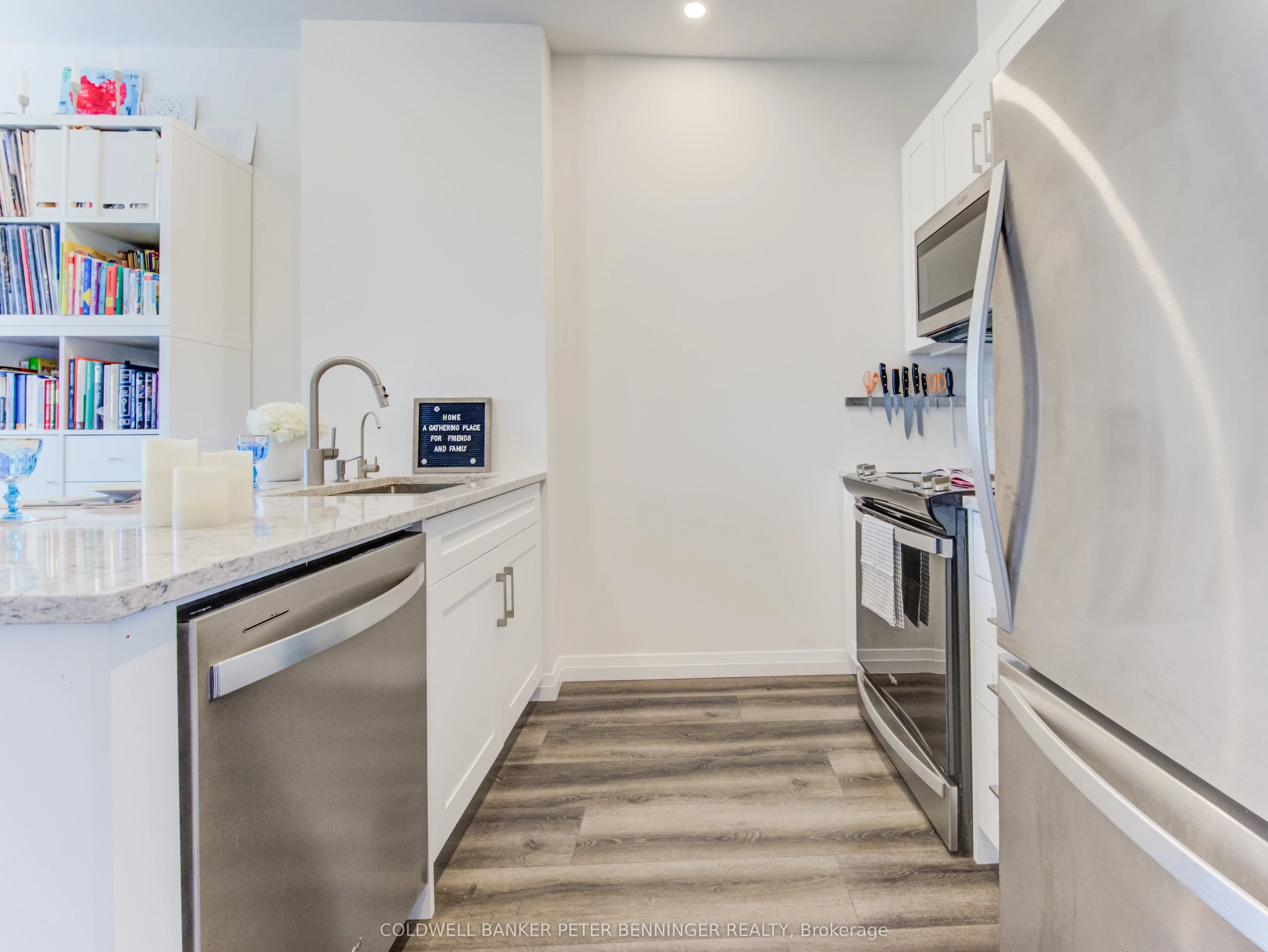 60 CHARLES Street W, #303