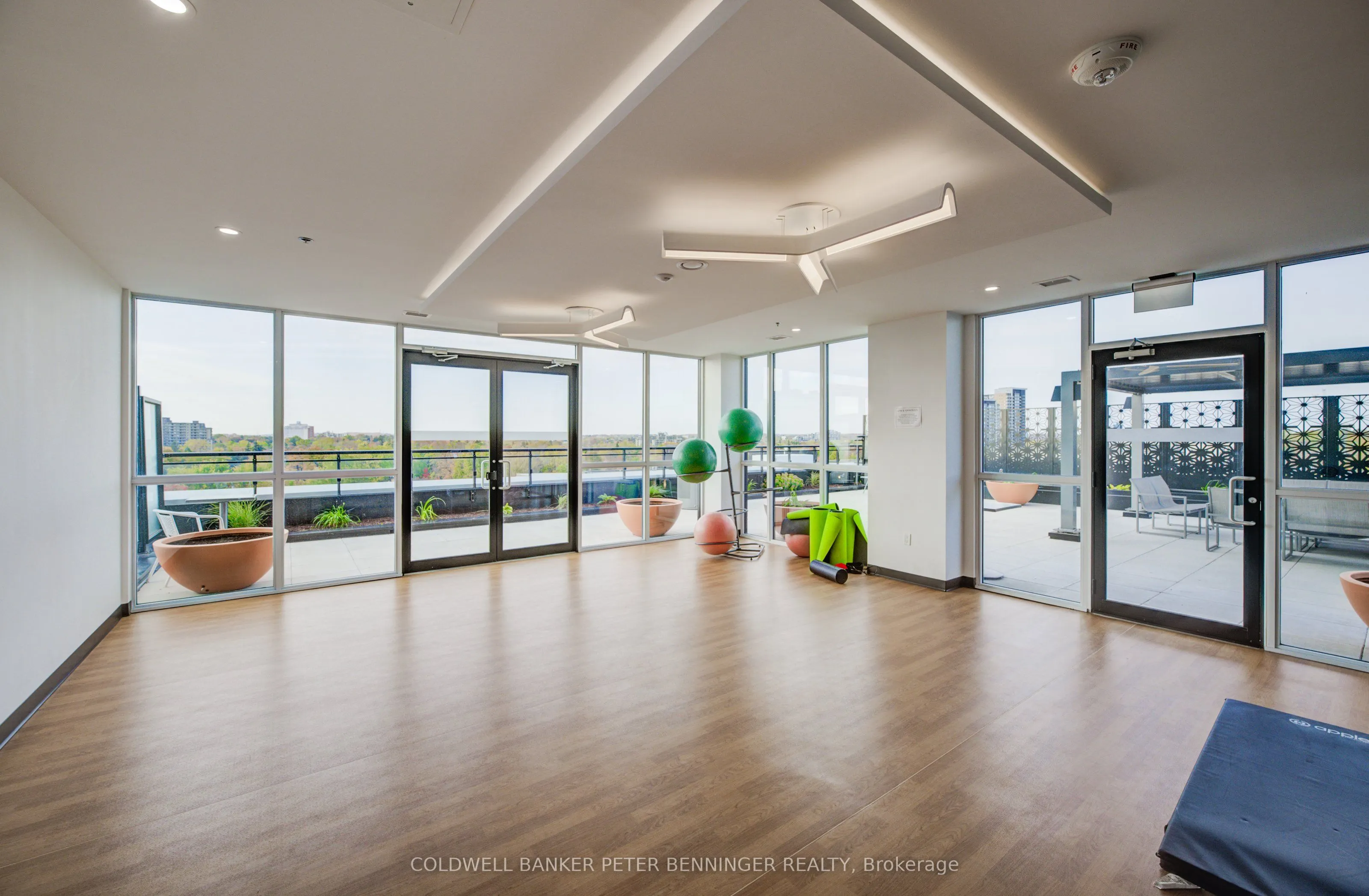 60 CHARLES Street W, #303