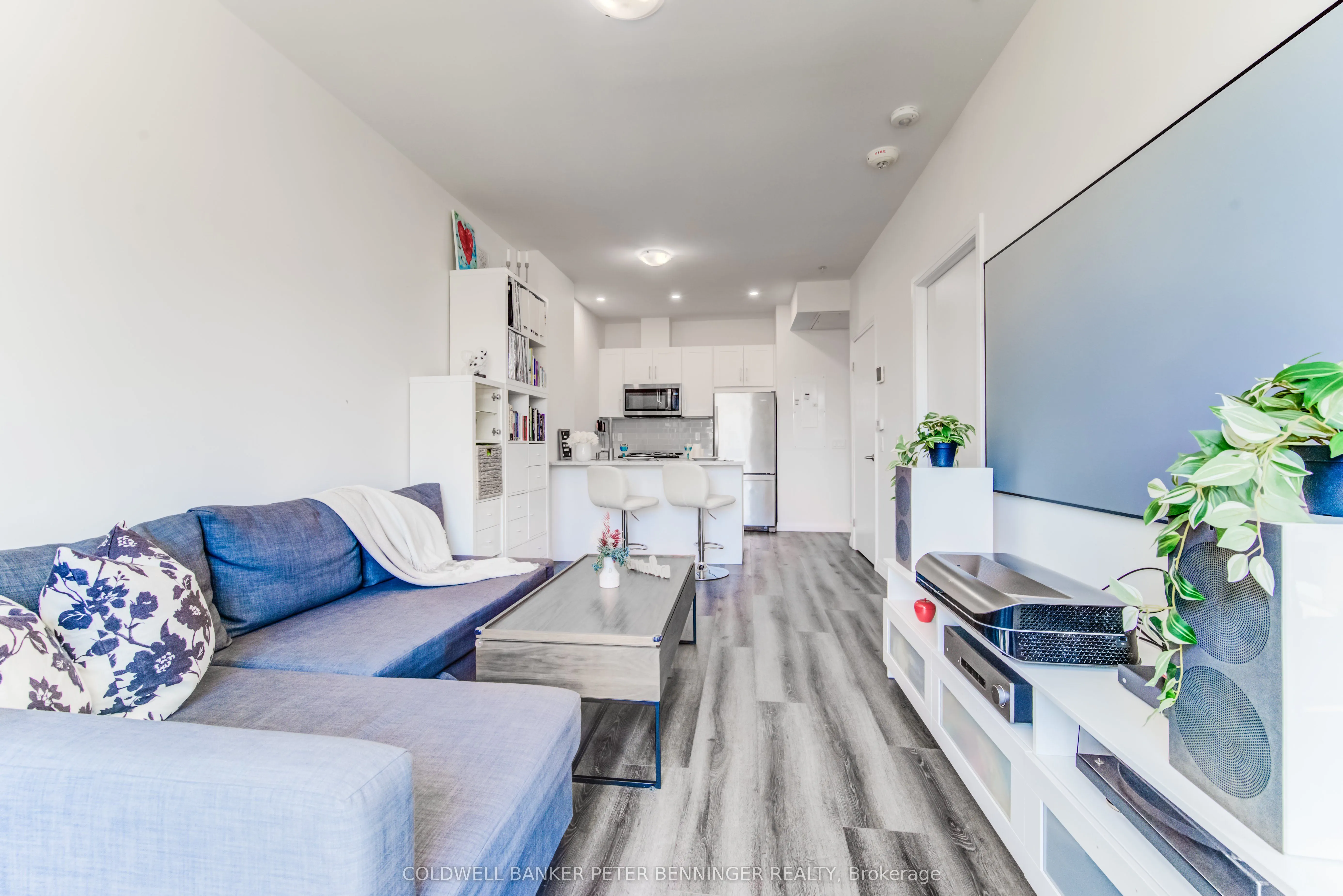 60 CHARLES Street W, #303