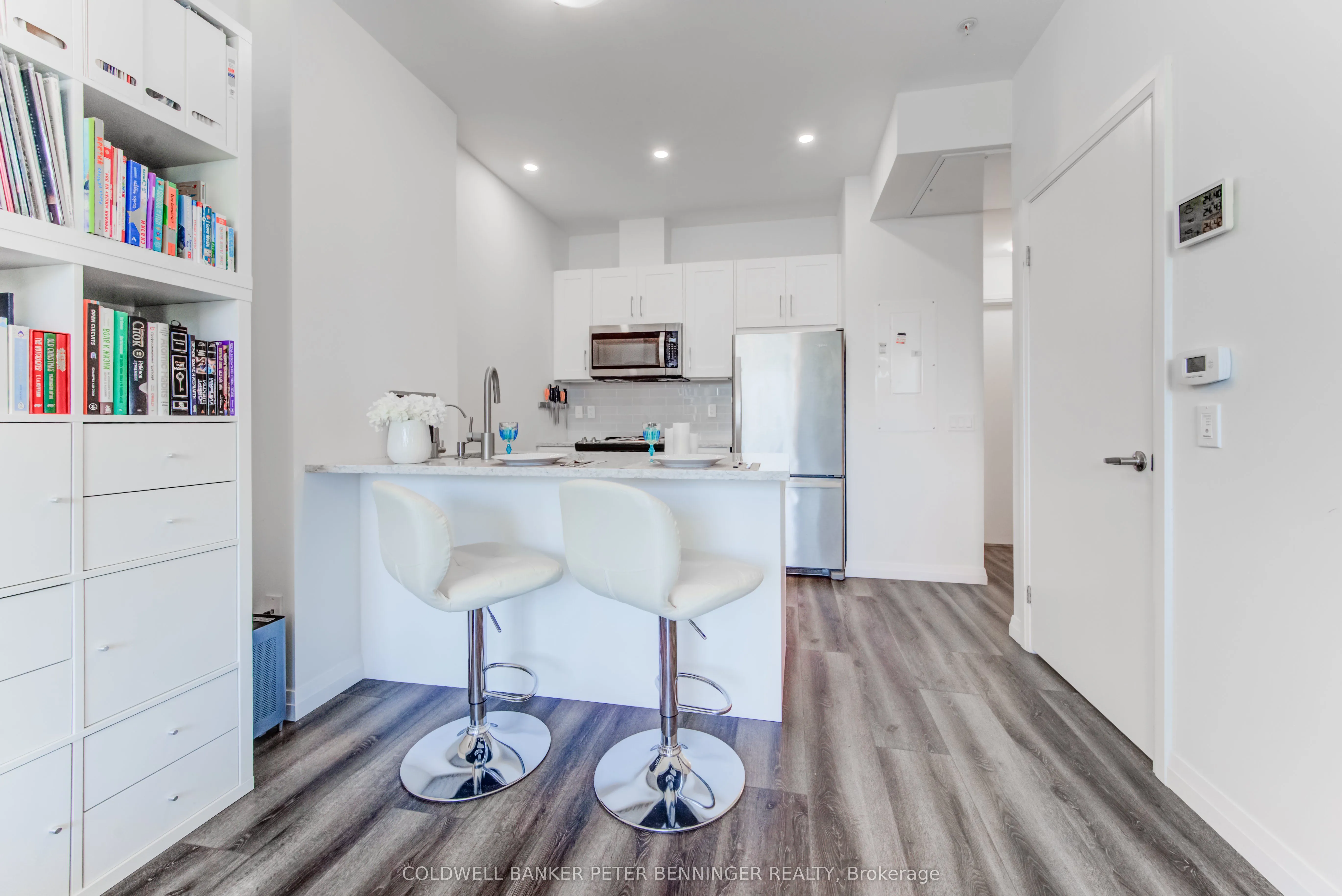 60 CHARLES Street W, #303