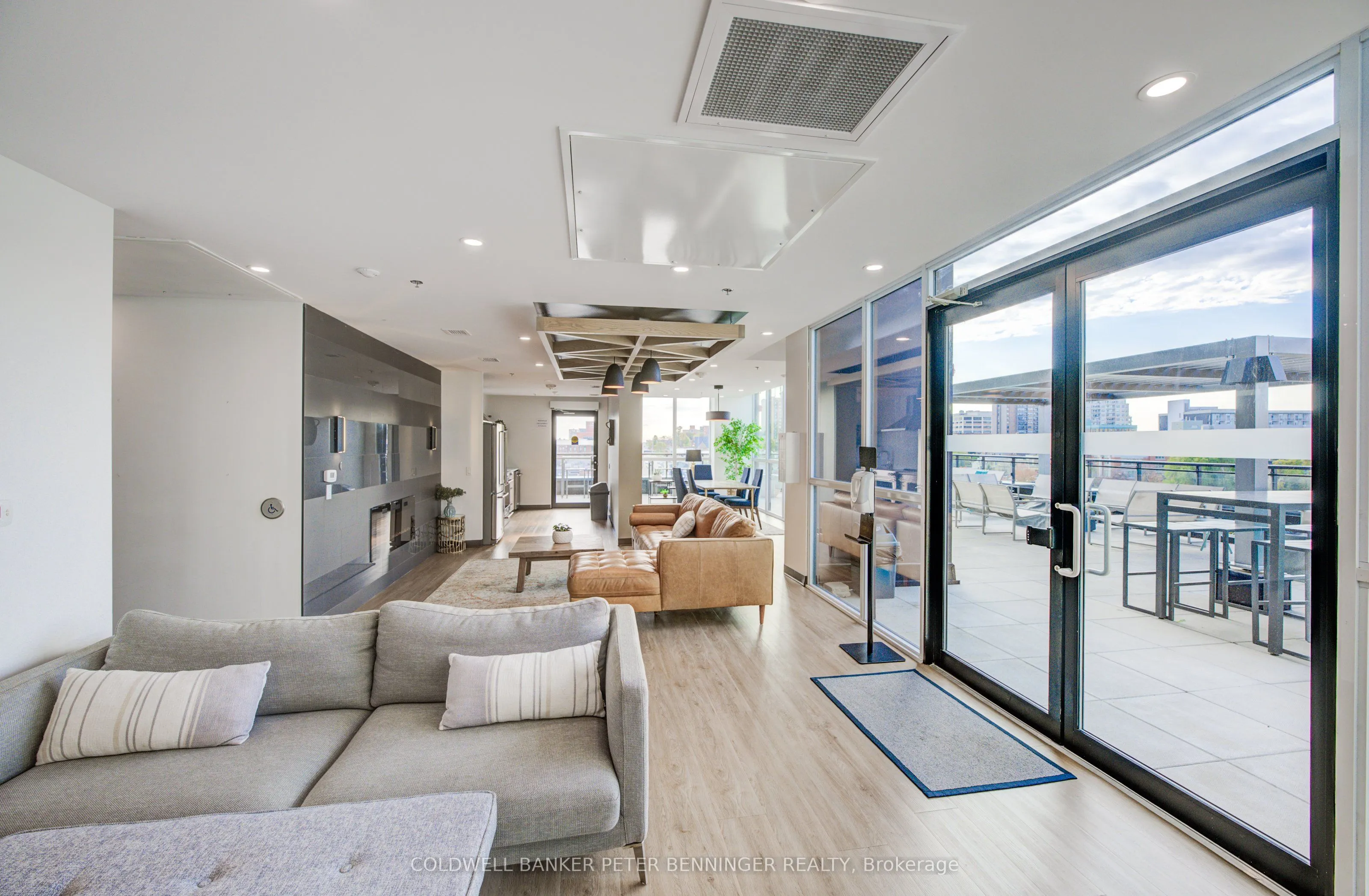 60 CHARLES Street W, #303