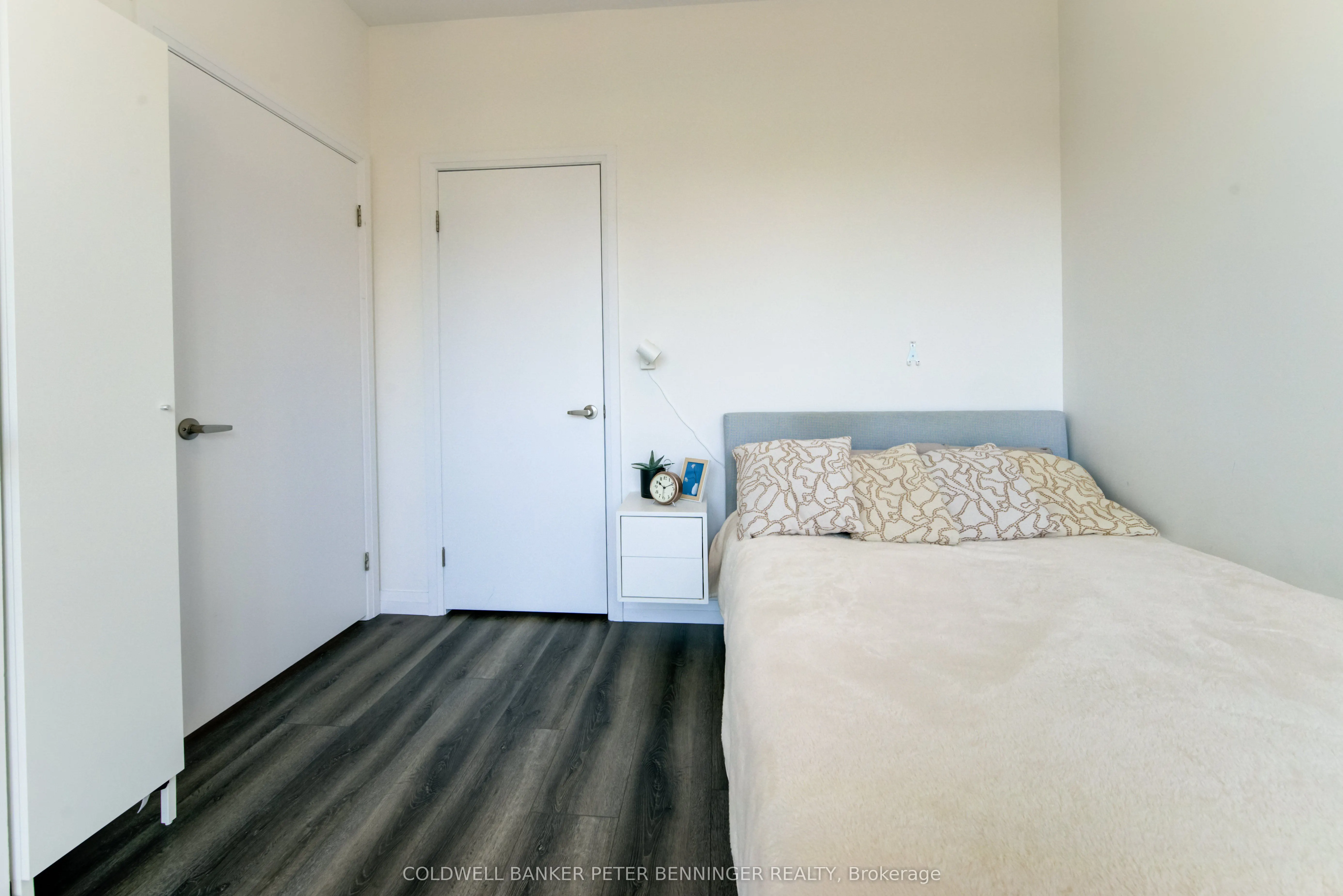 60 CHARLES Street W, #303