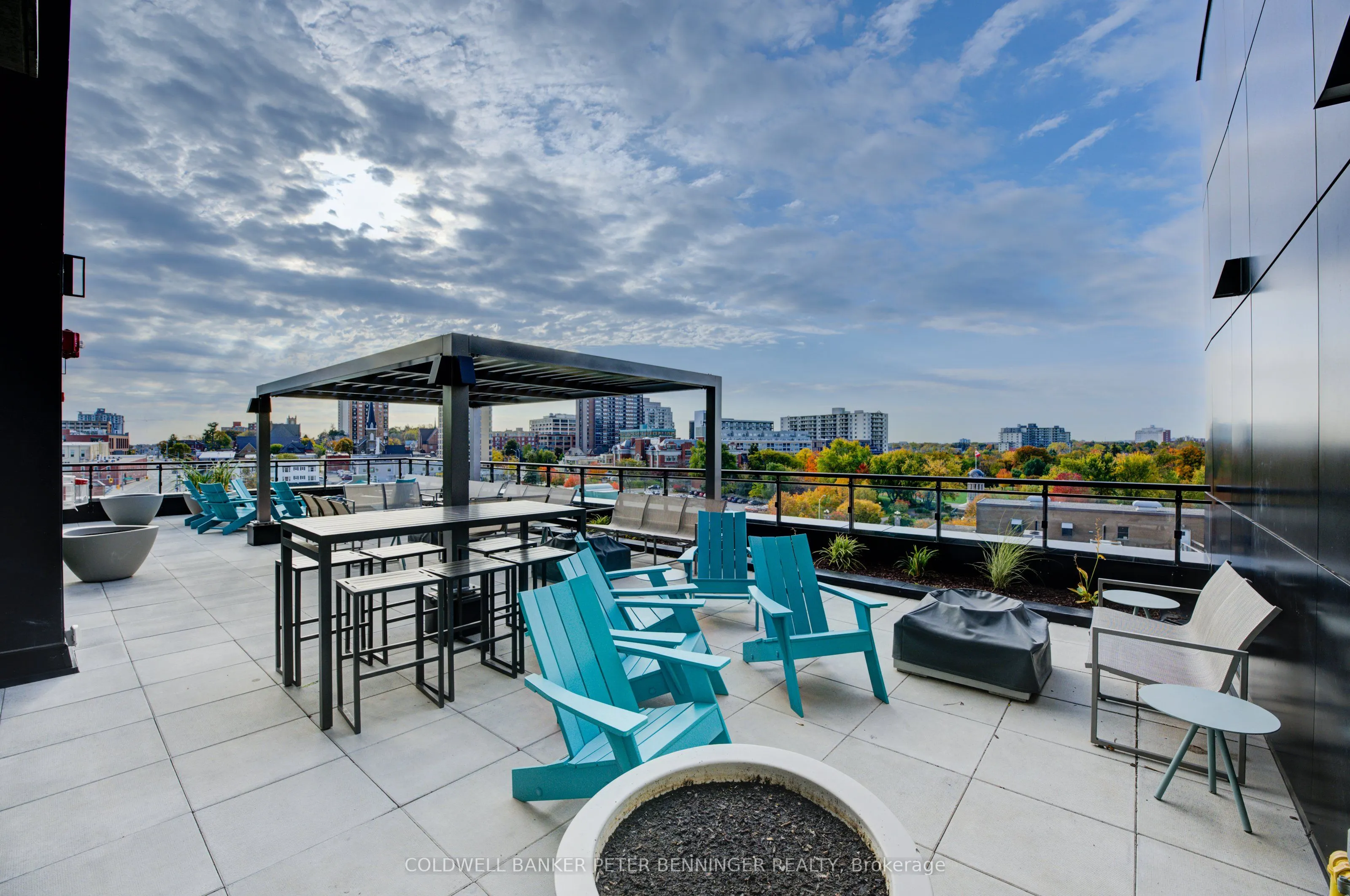 60 CHARLES Street W, #303