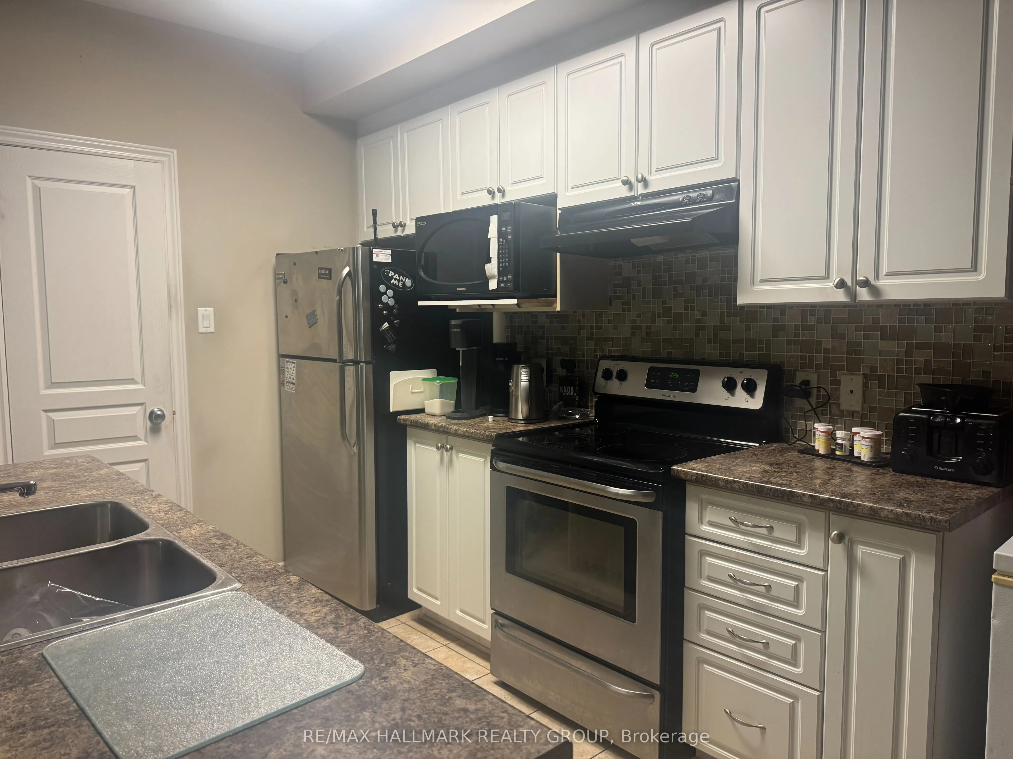 190 Hornchurch Lane, #B