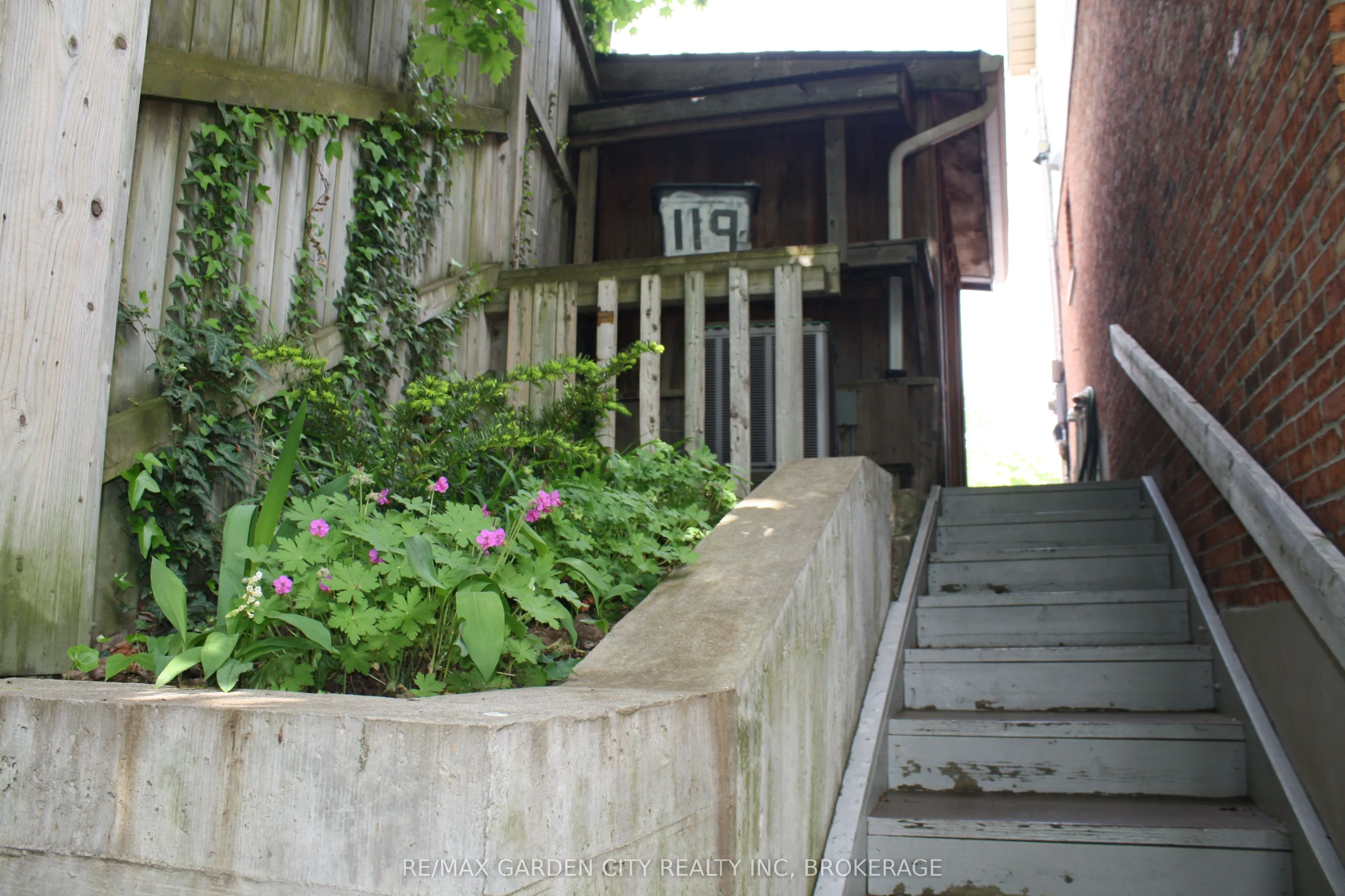 119 Main Street W