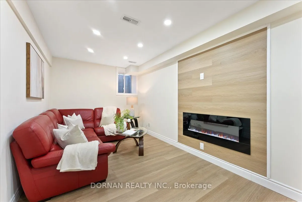 11 Highlands Boulevard