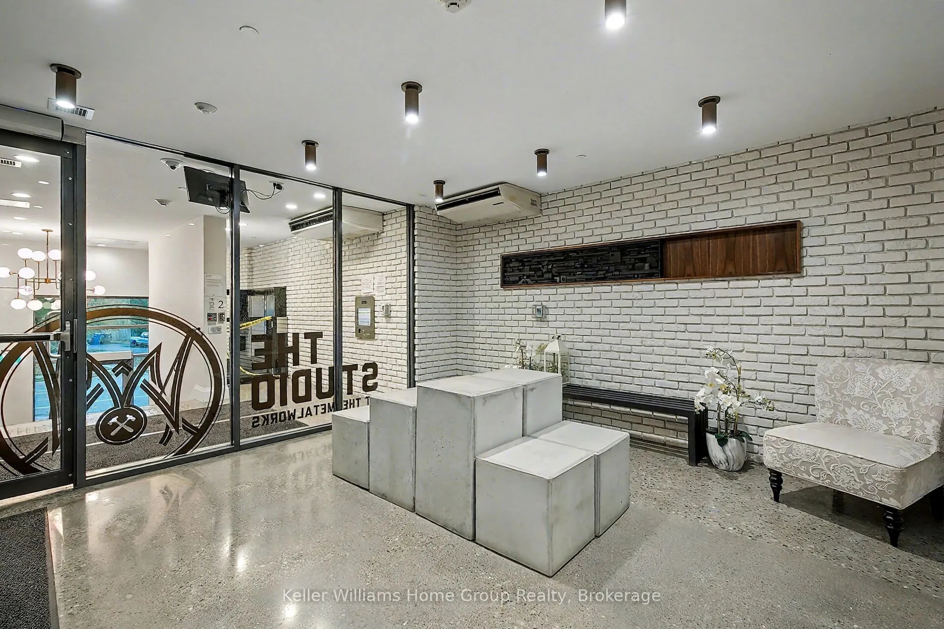 63 Arthur Street S, #205