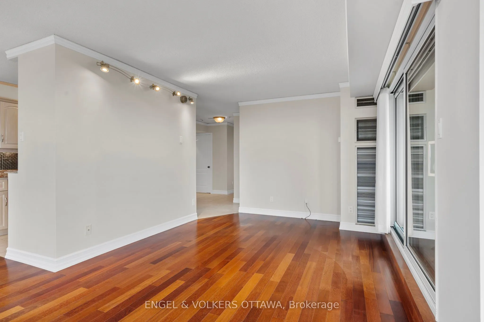 545 St Laurent Boulevard