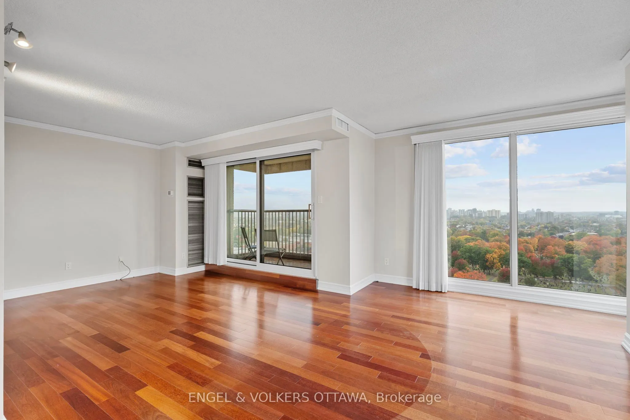 545 St Laurent Boulevard