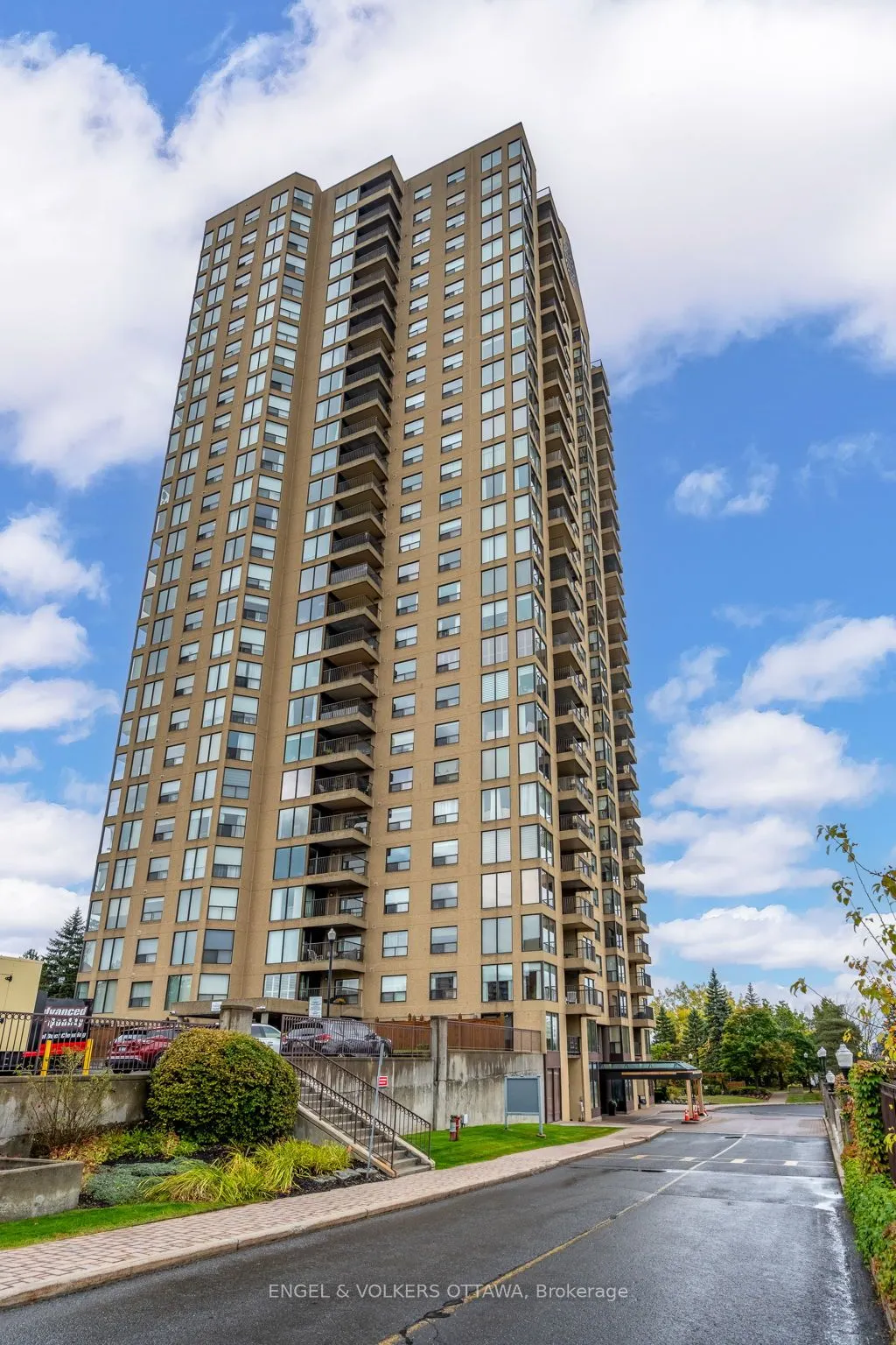 545 St Laurent Boulevard