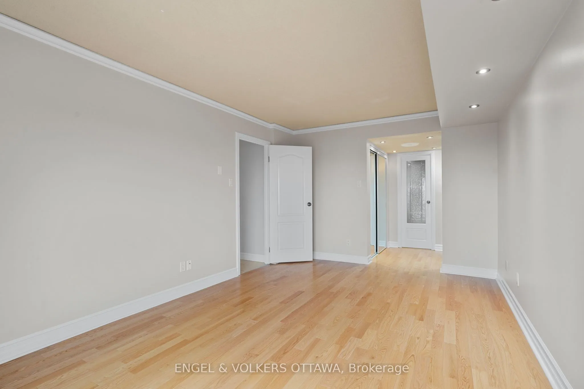 545 St Laurent Boulevard