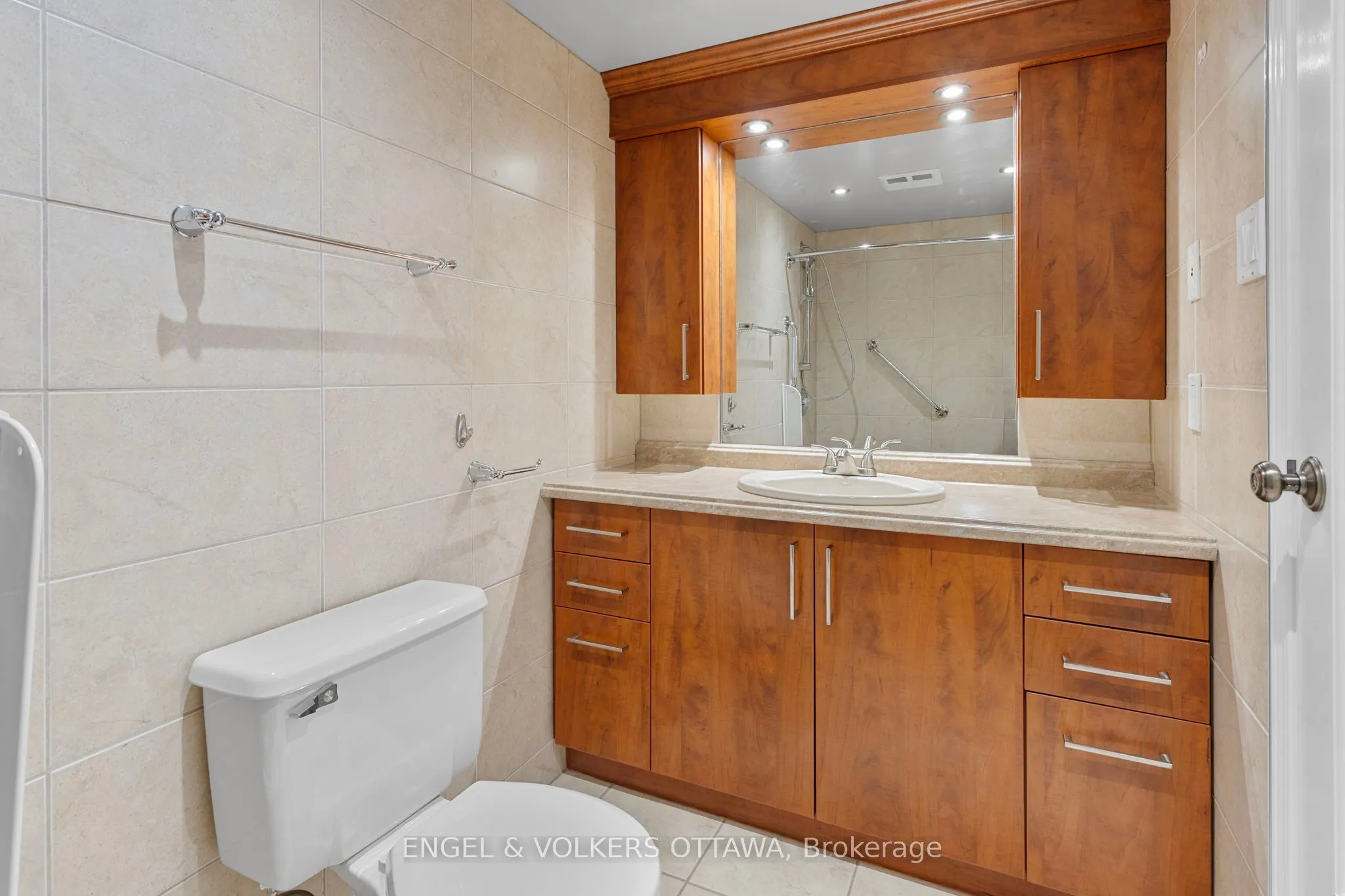 545 St Laurent Boulevard
