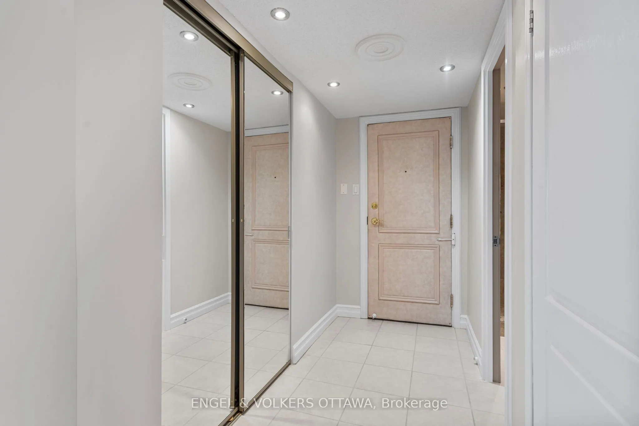 545 St Laurent Boulevard