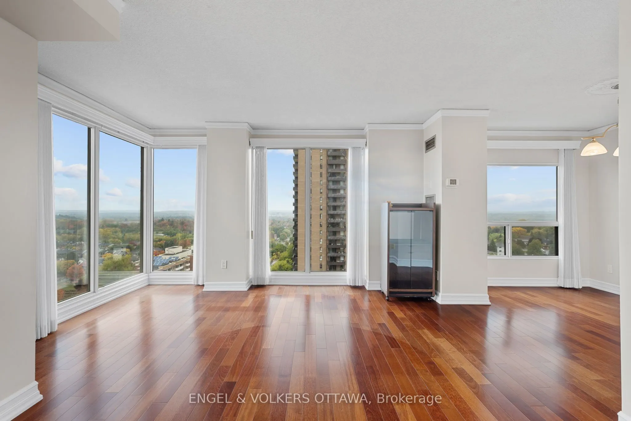545 St Laurent Boulevard