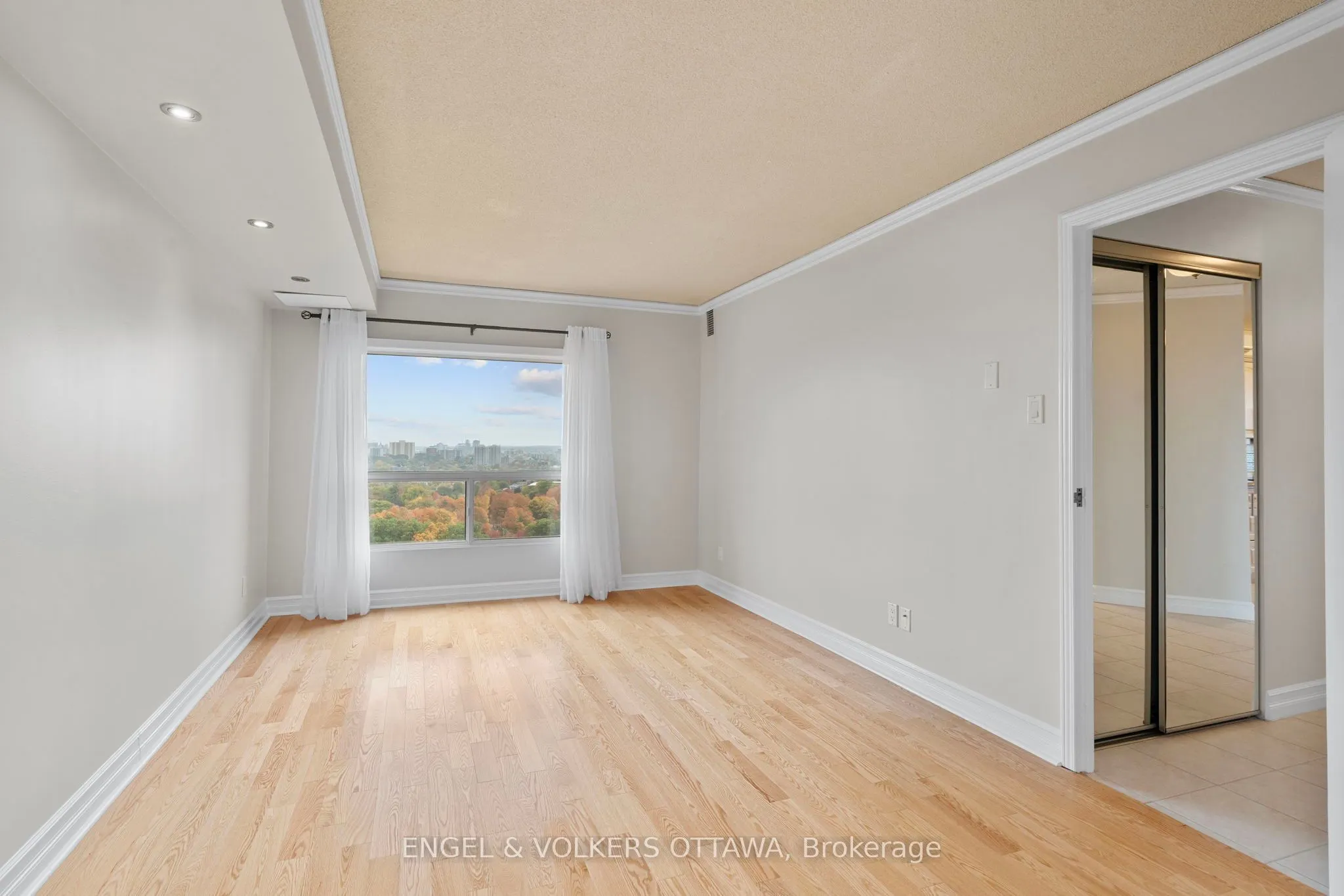 545 St Laurent Boulevard