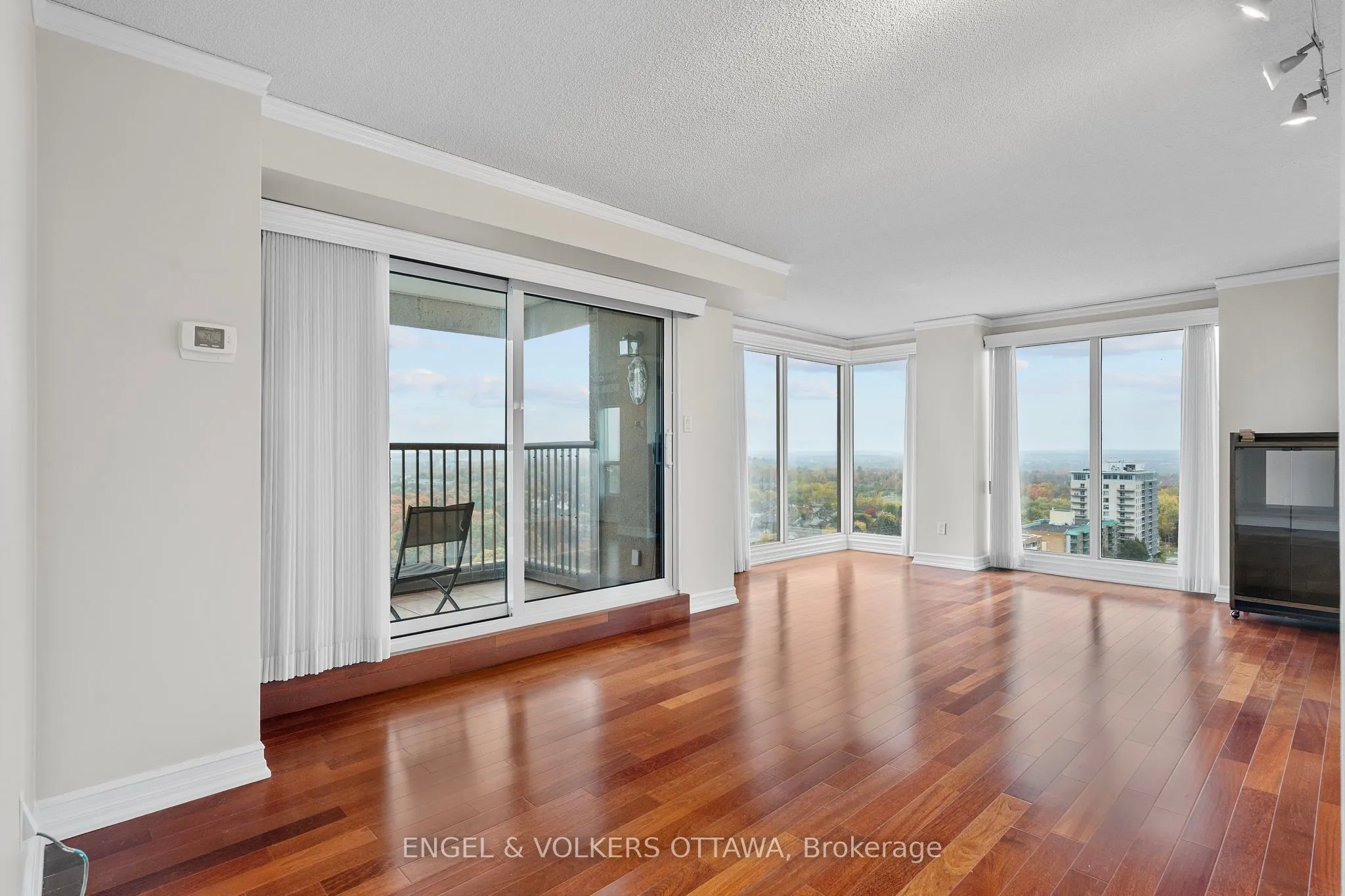 545 St Laurent Boulevard