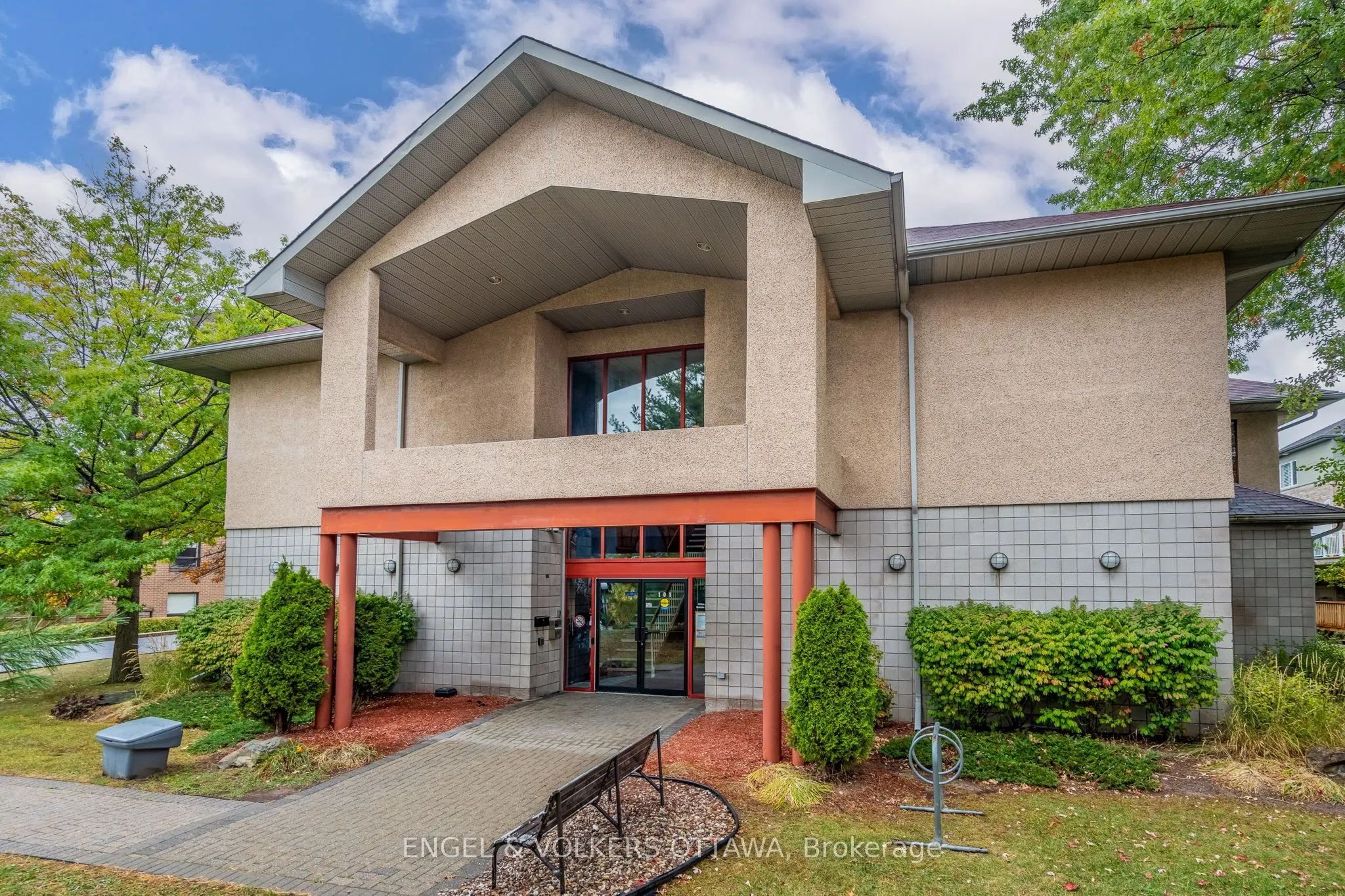 545 St Laurent Boulevard