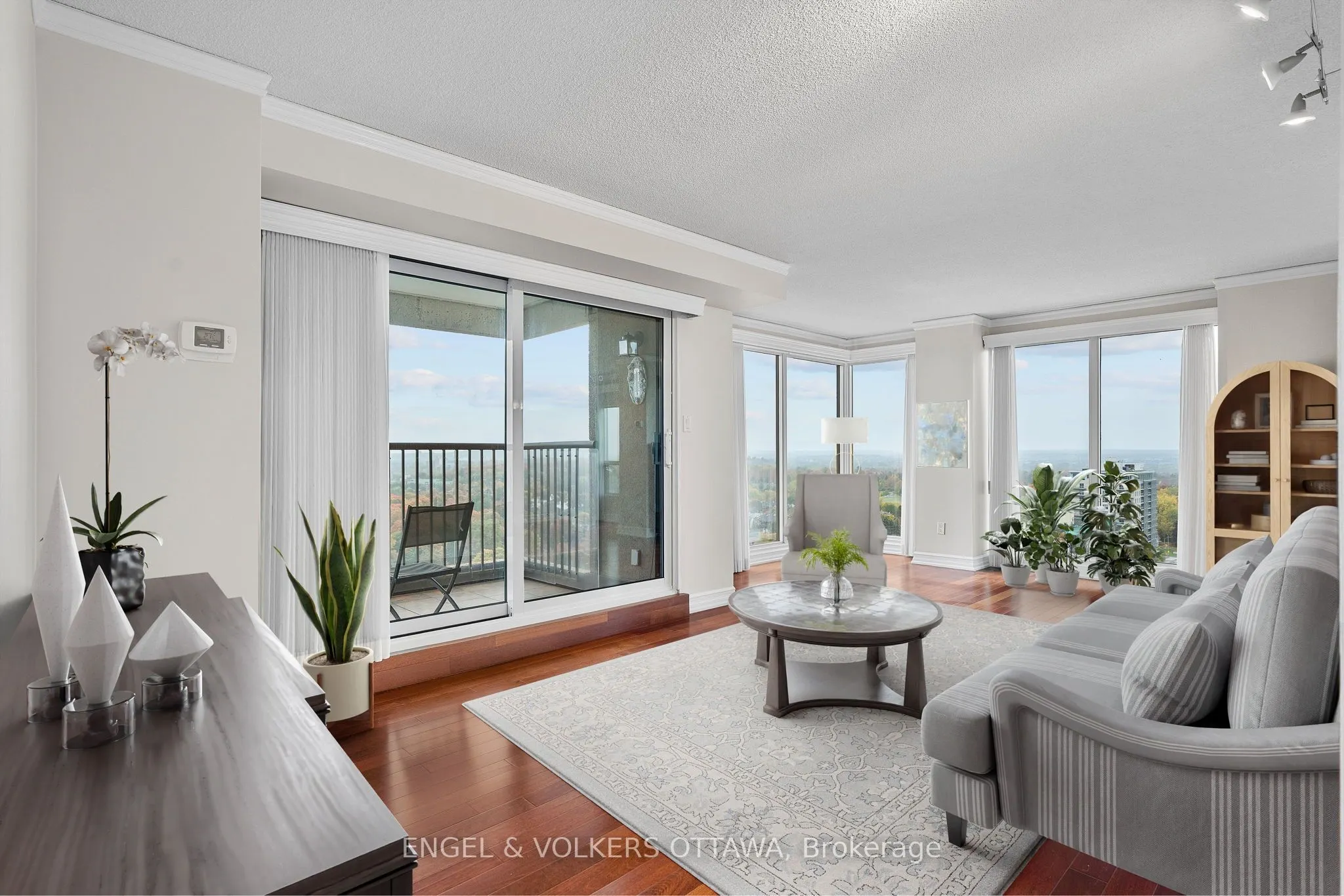 545 St Laurent Boulevard
