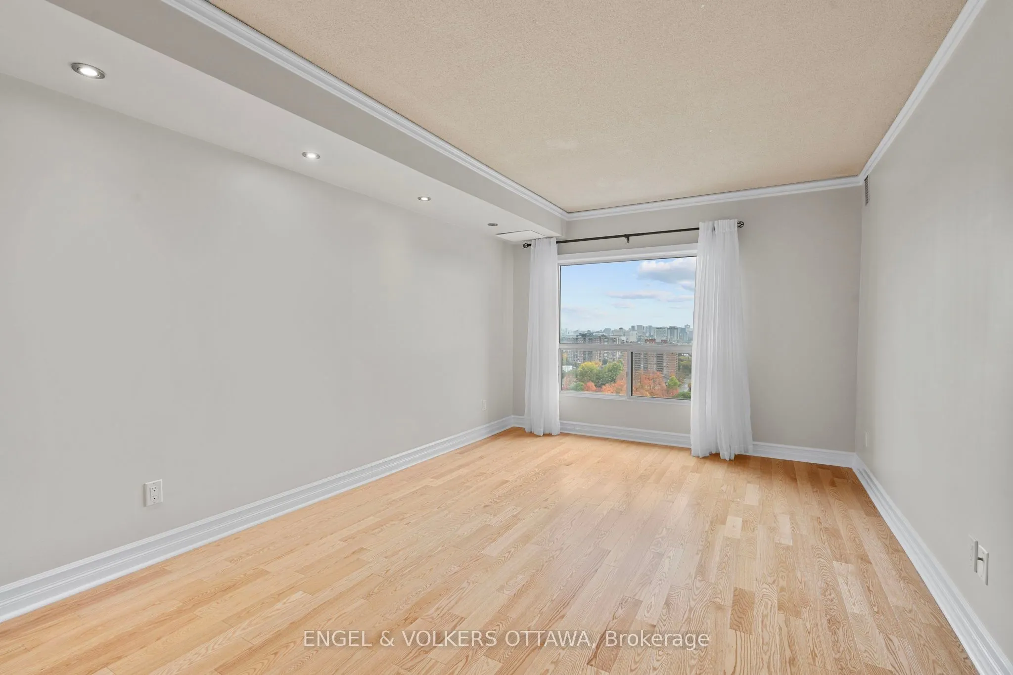 545 St Laurent Boulevard