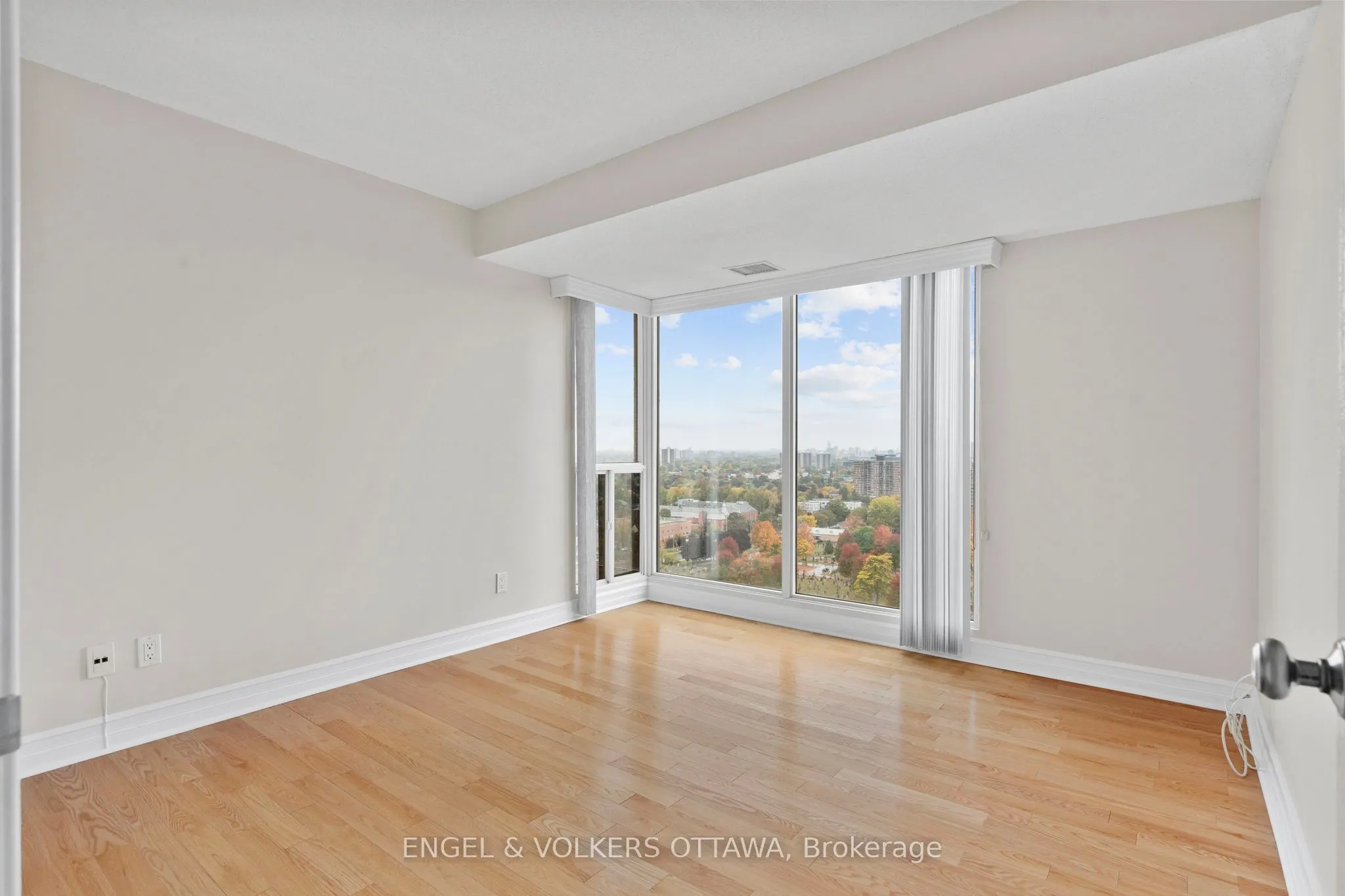 545 St Laurent Boulevard