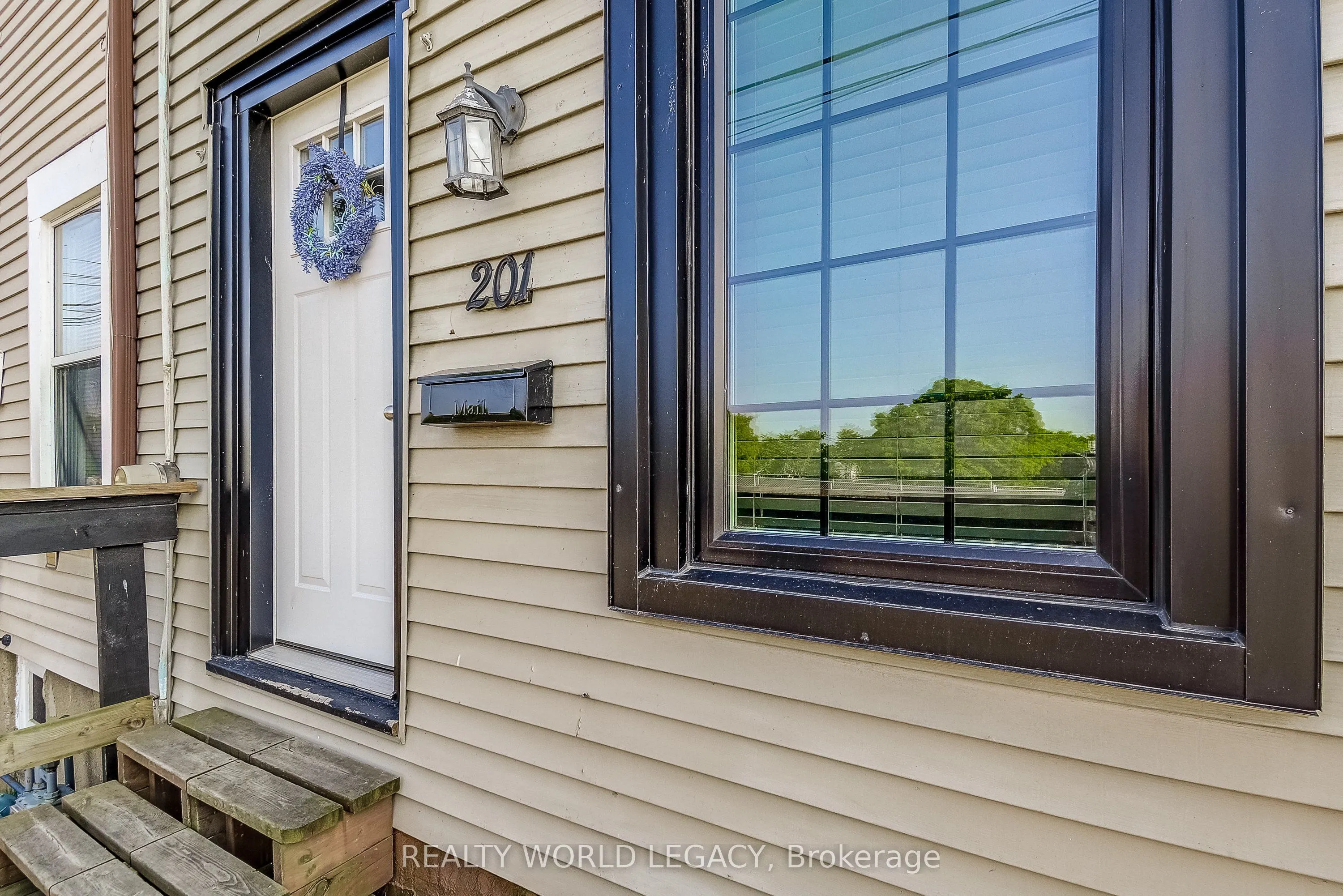 201 Barton Street W