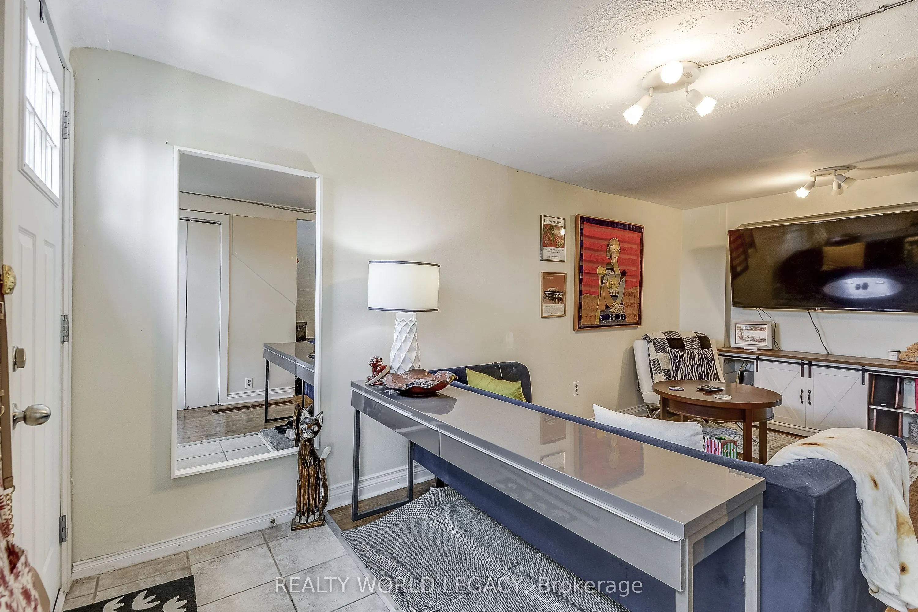 201 Barton Street W