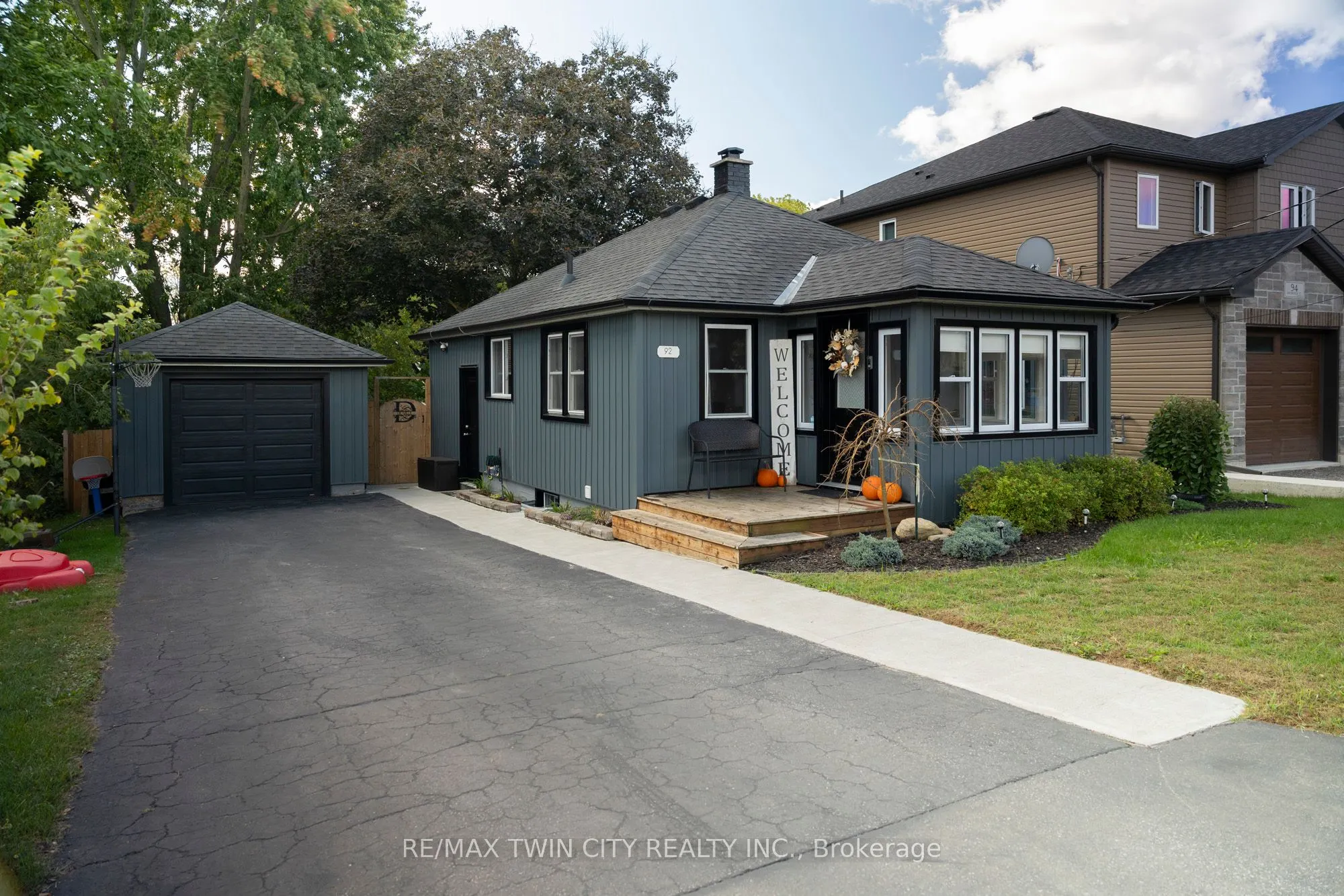 92 SOVEREIGN Street W