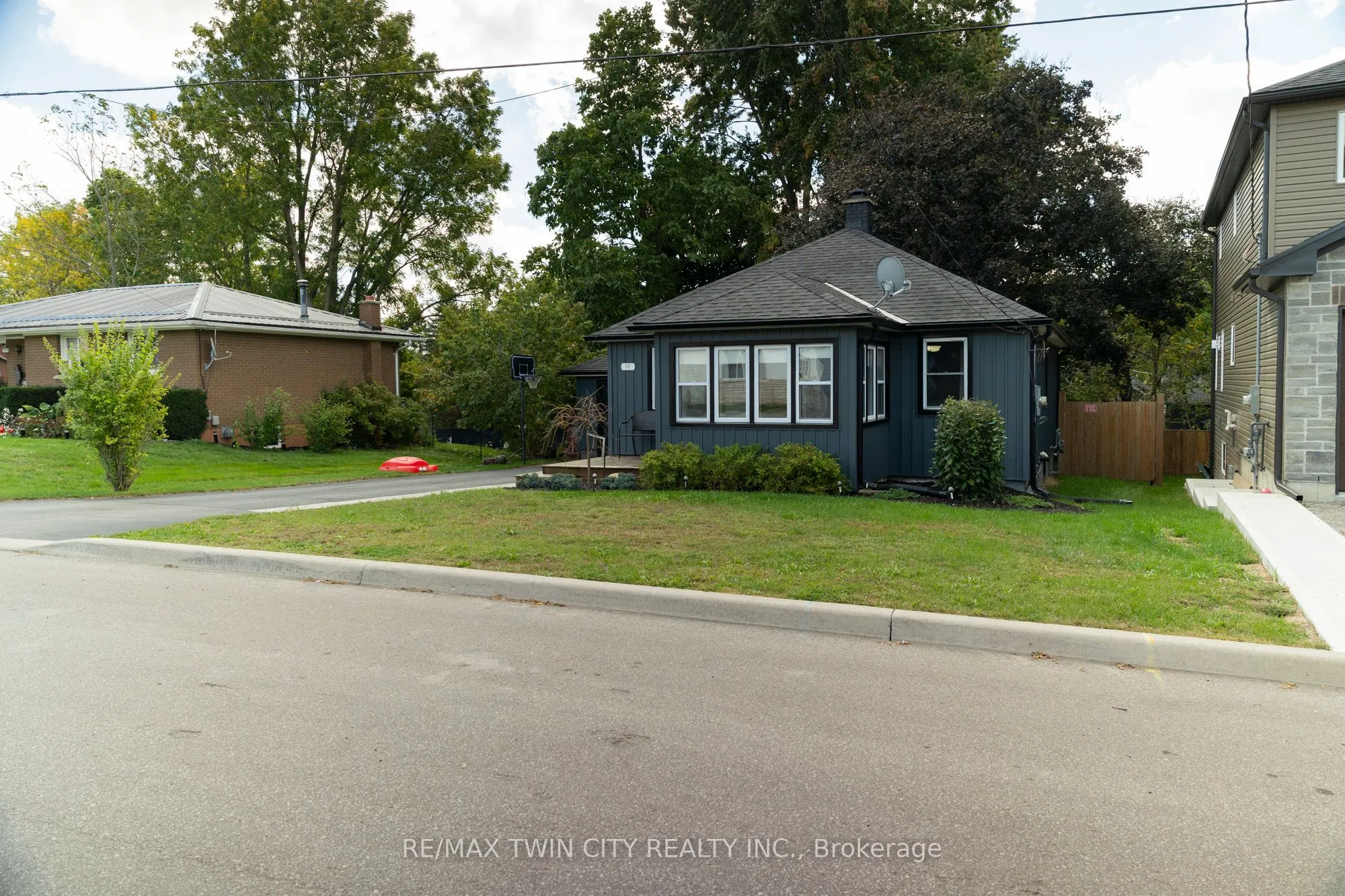 92 SOVEREIGN Street W