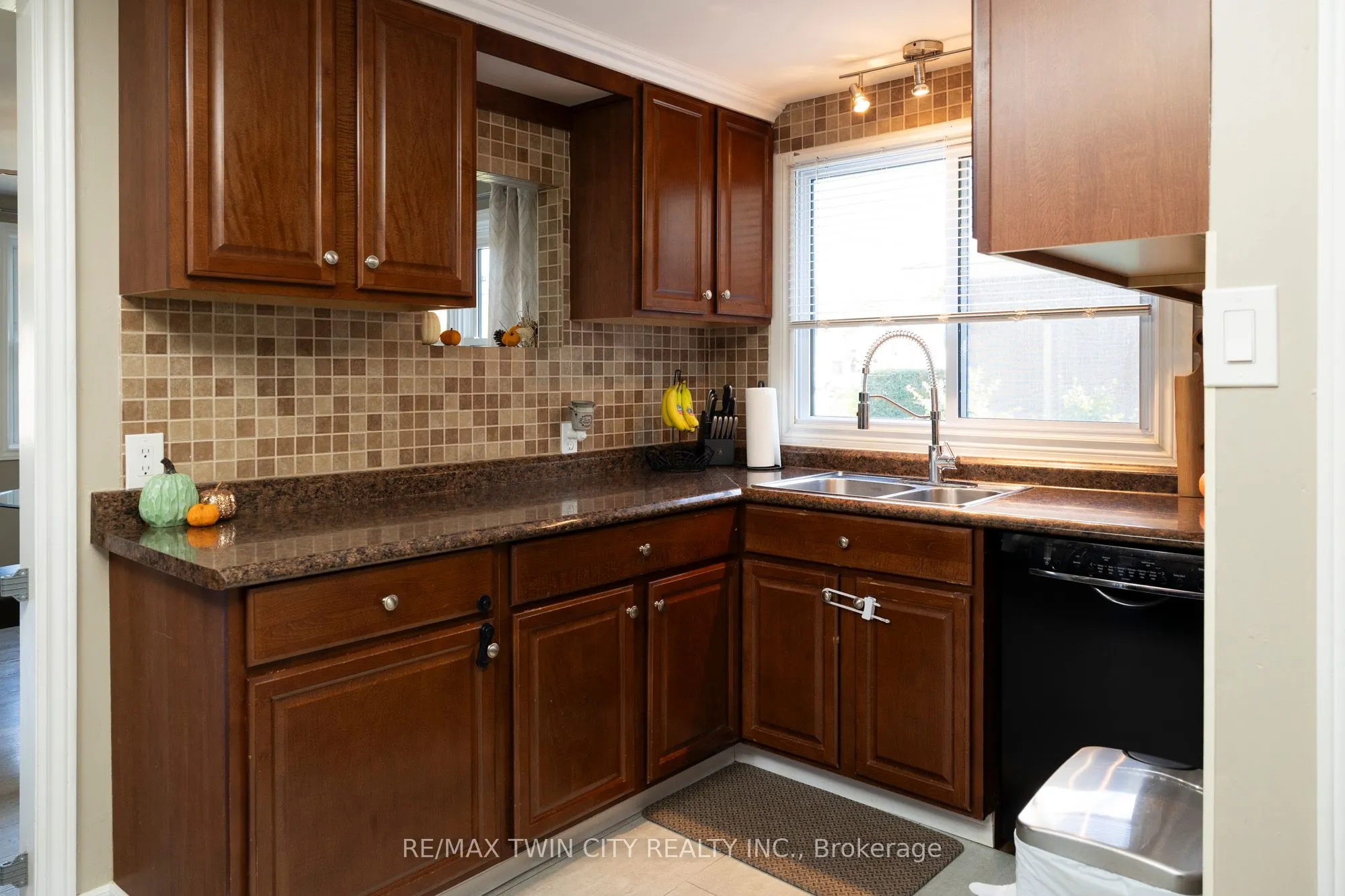 92 SOVEREIGN Street W