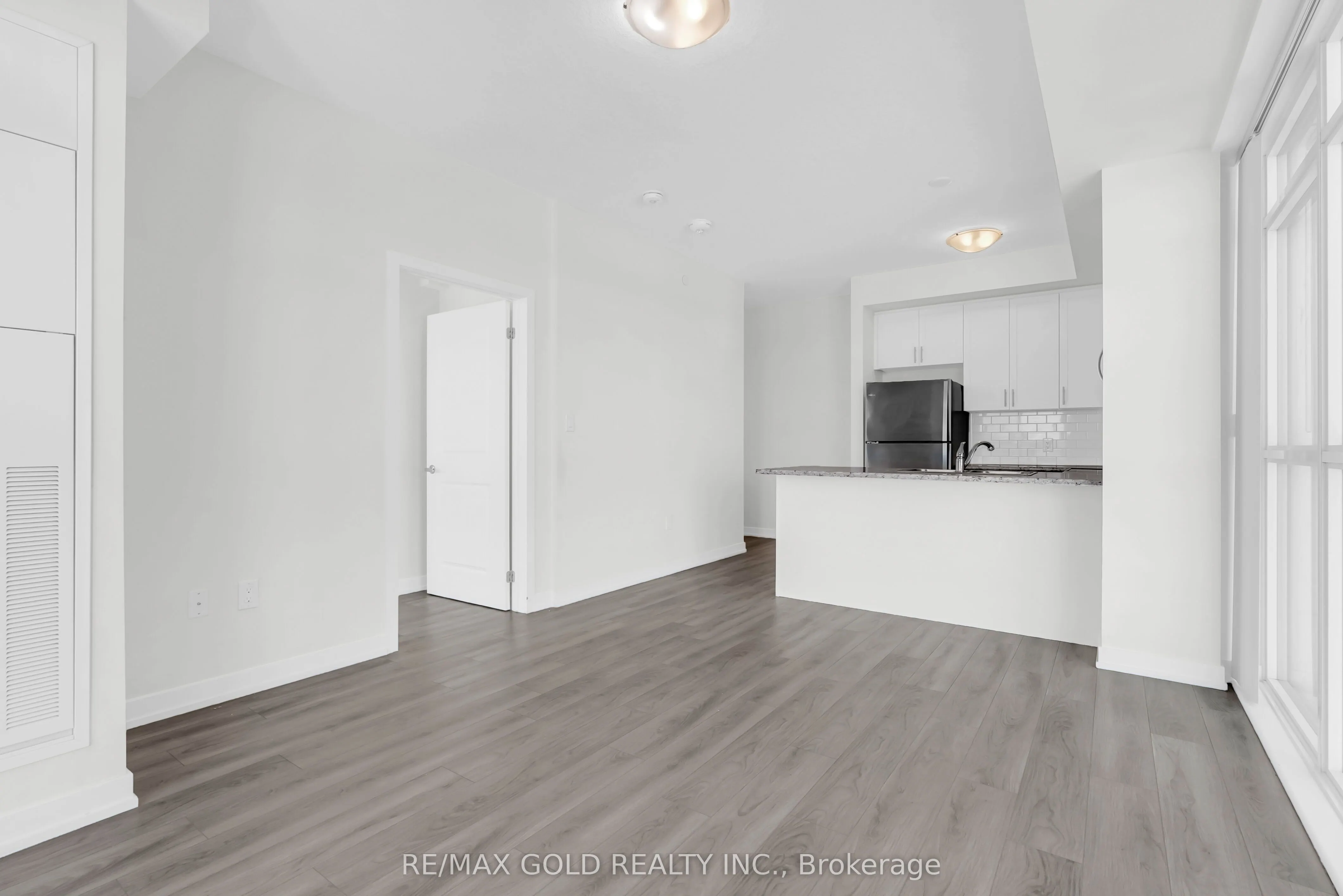 460 Dundas Street E, #402