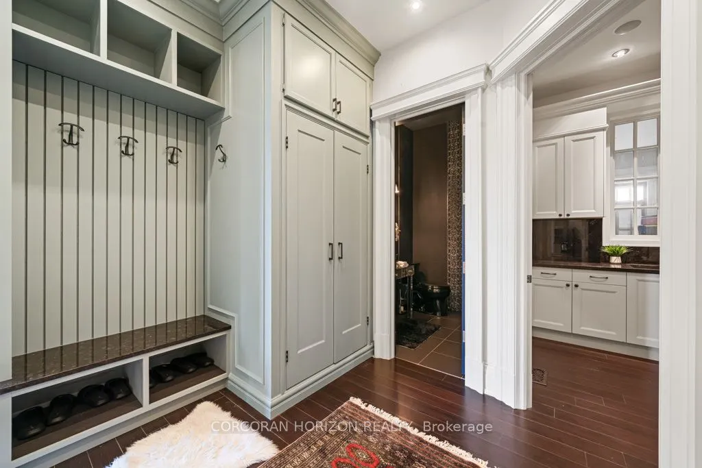 546 Woolwich Place
