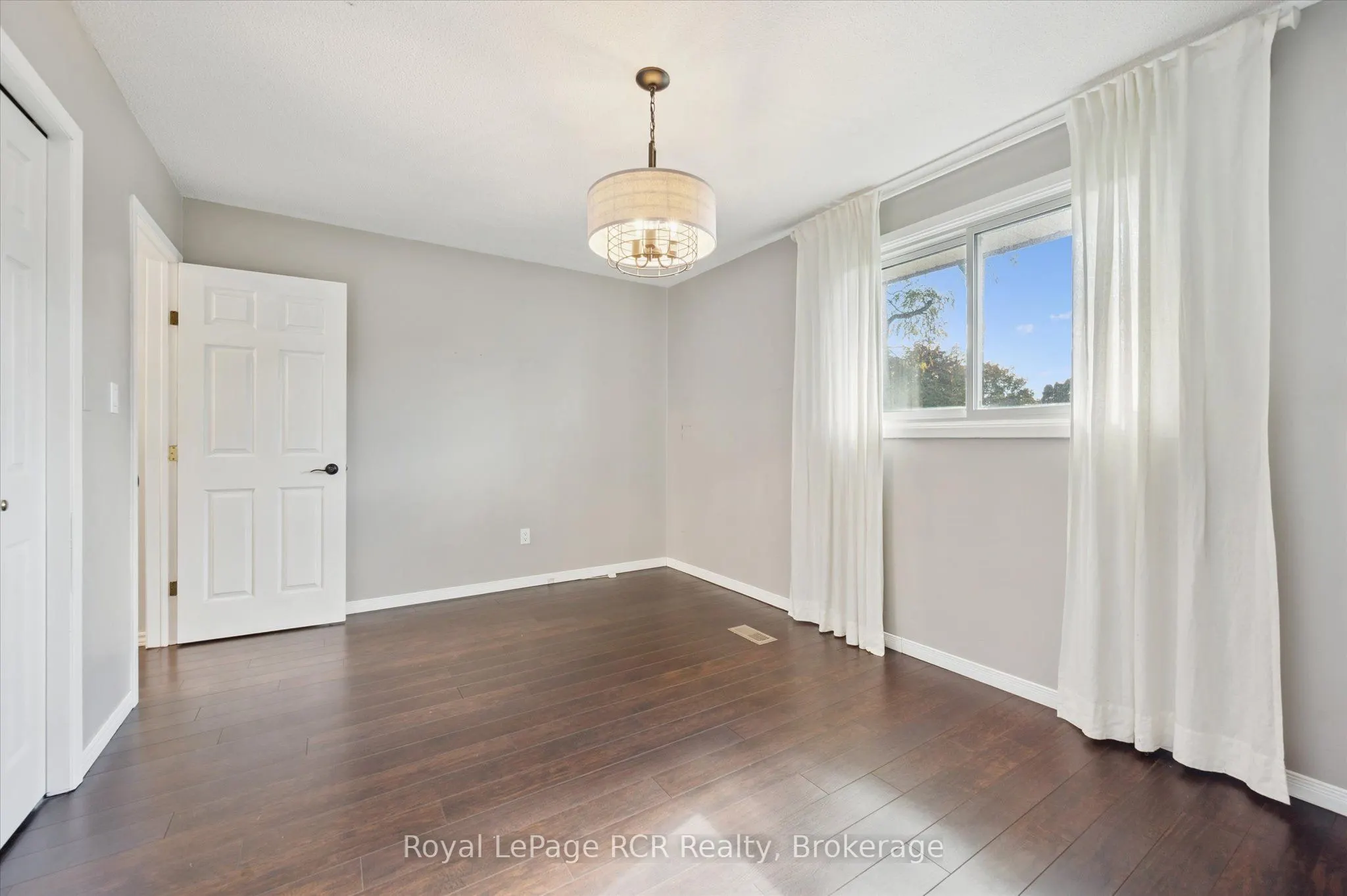 551 Oakview Crescent