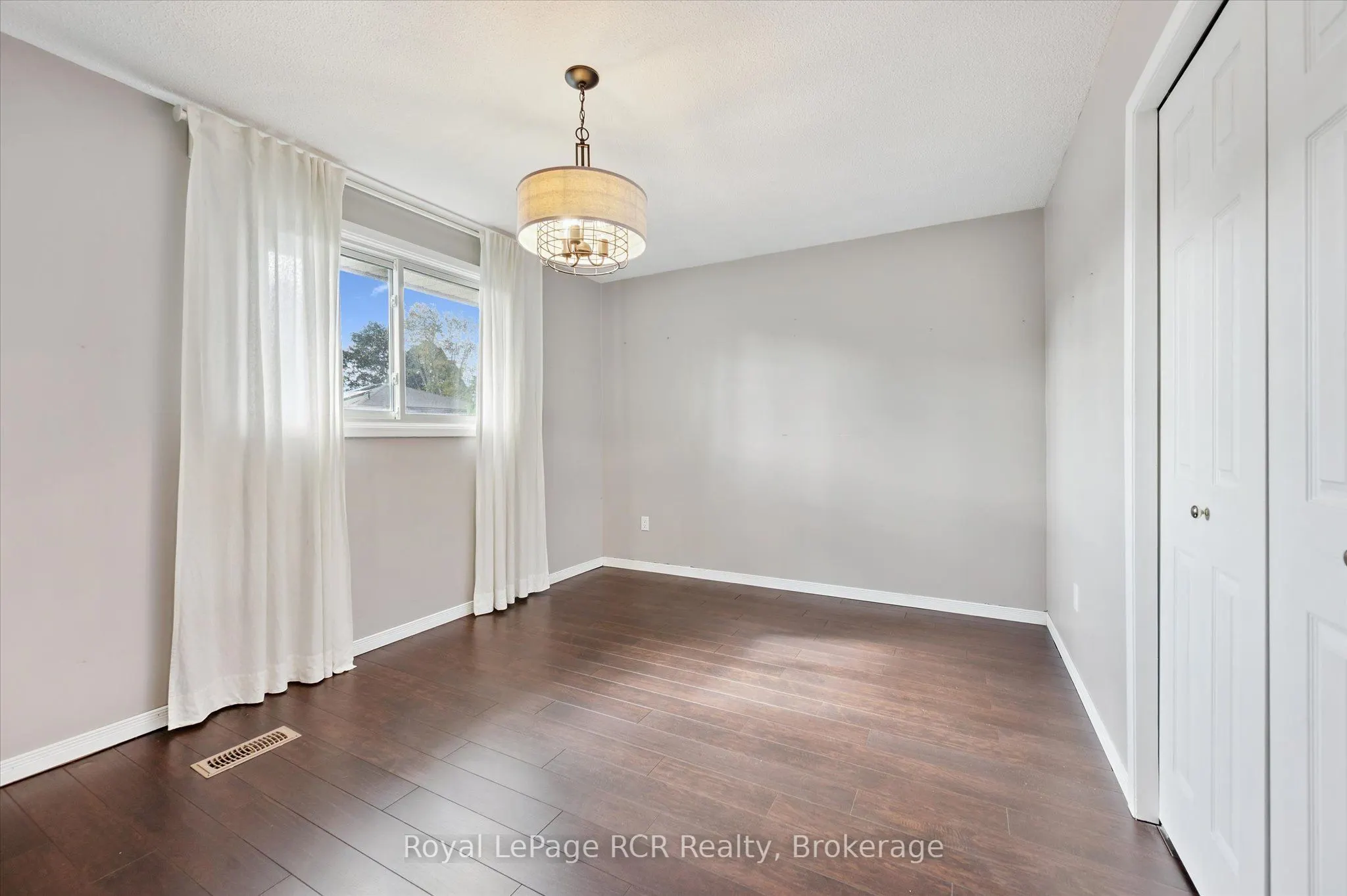 551 Oakview Crescent