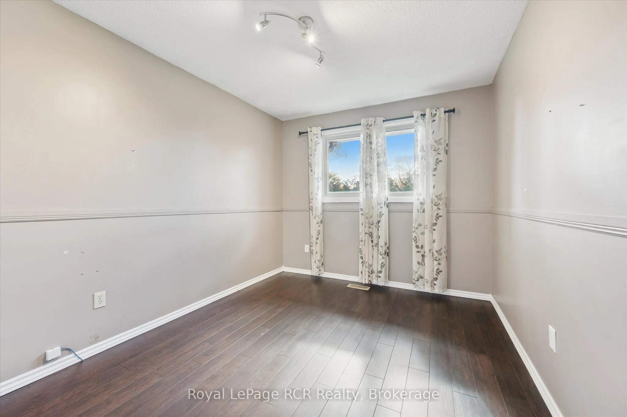 551 Oakview Crescent