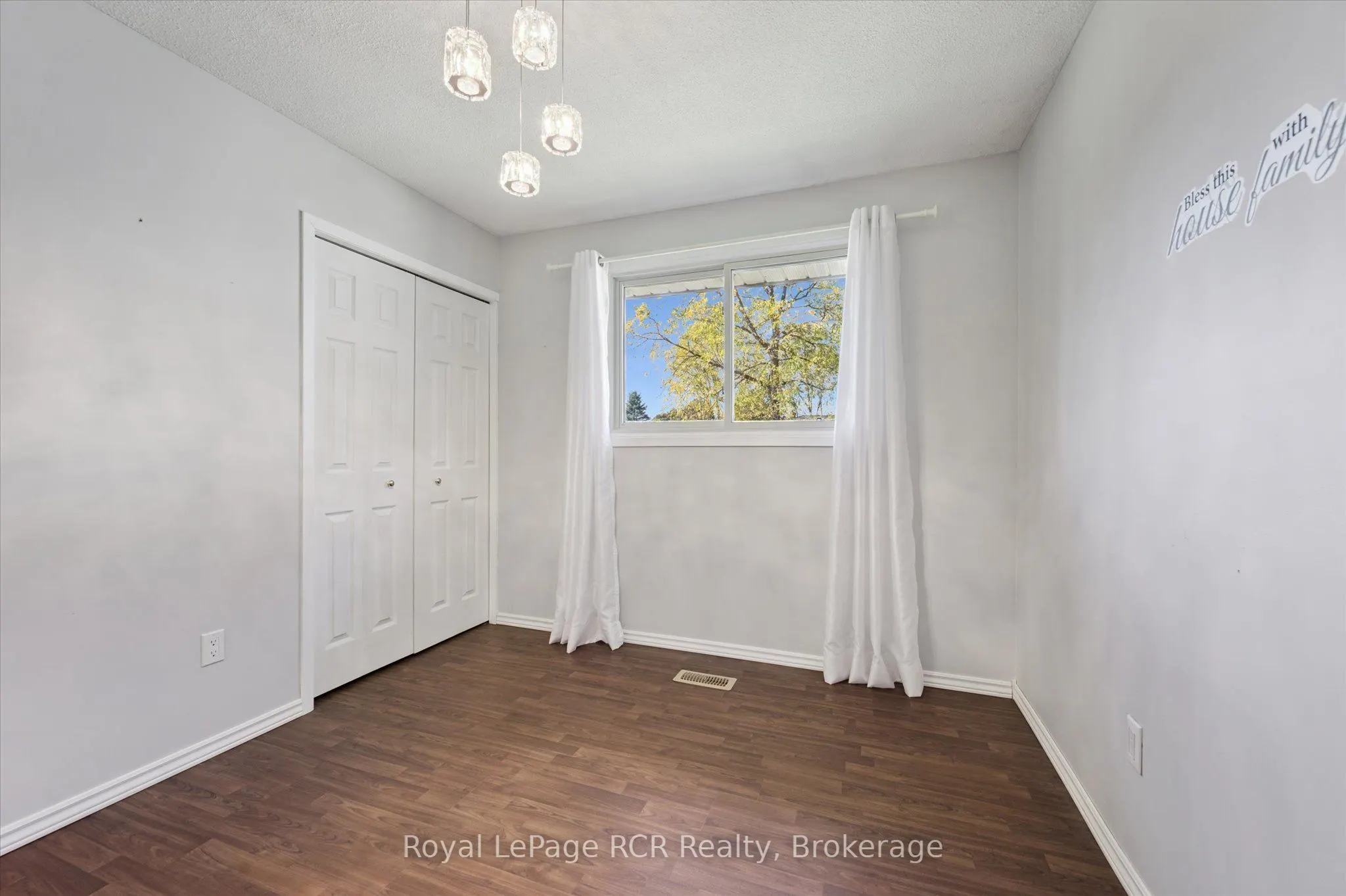551 Oakview Crescent