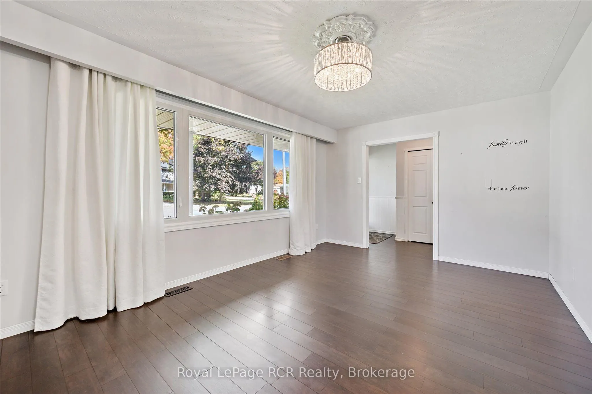 551 Oakview Crescent