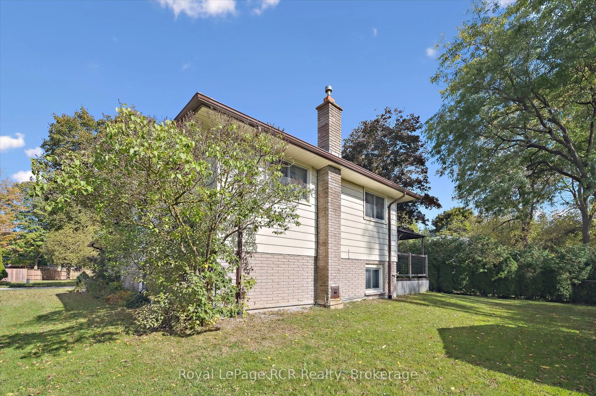 551 Oakview Crescent