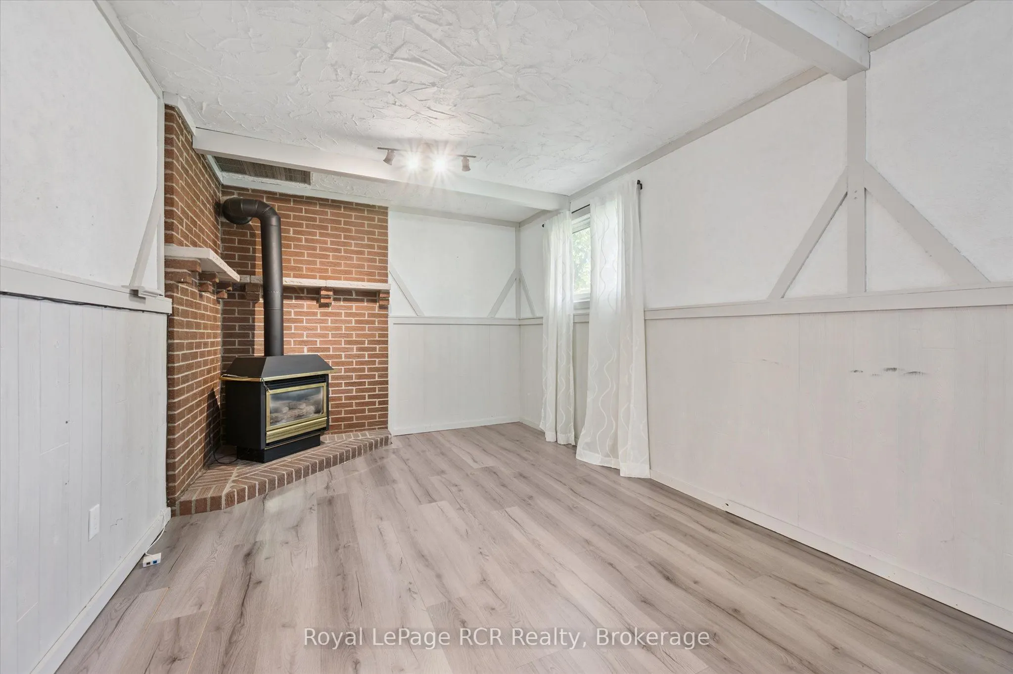 551 Oakview Crescent