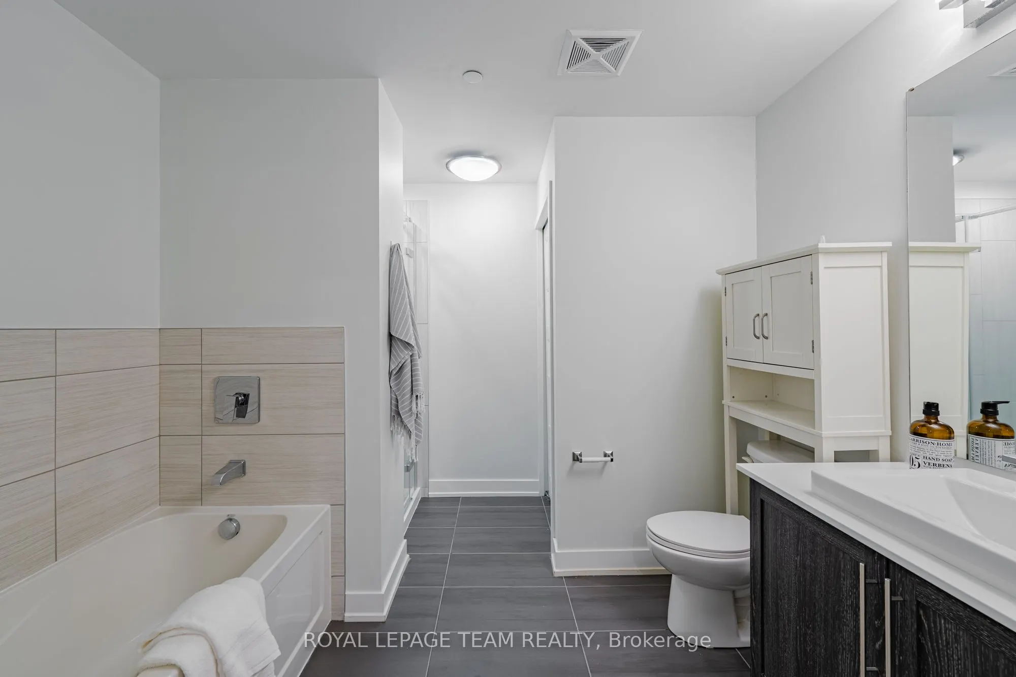 200 Inlet Private, #1106