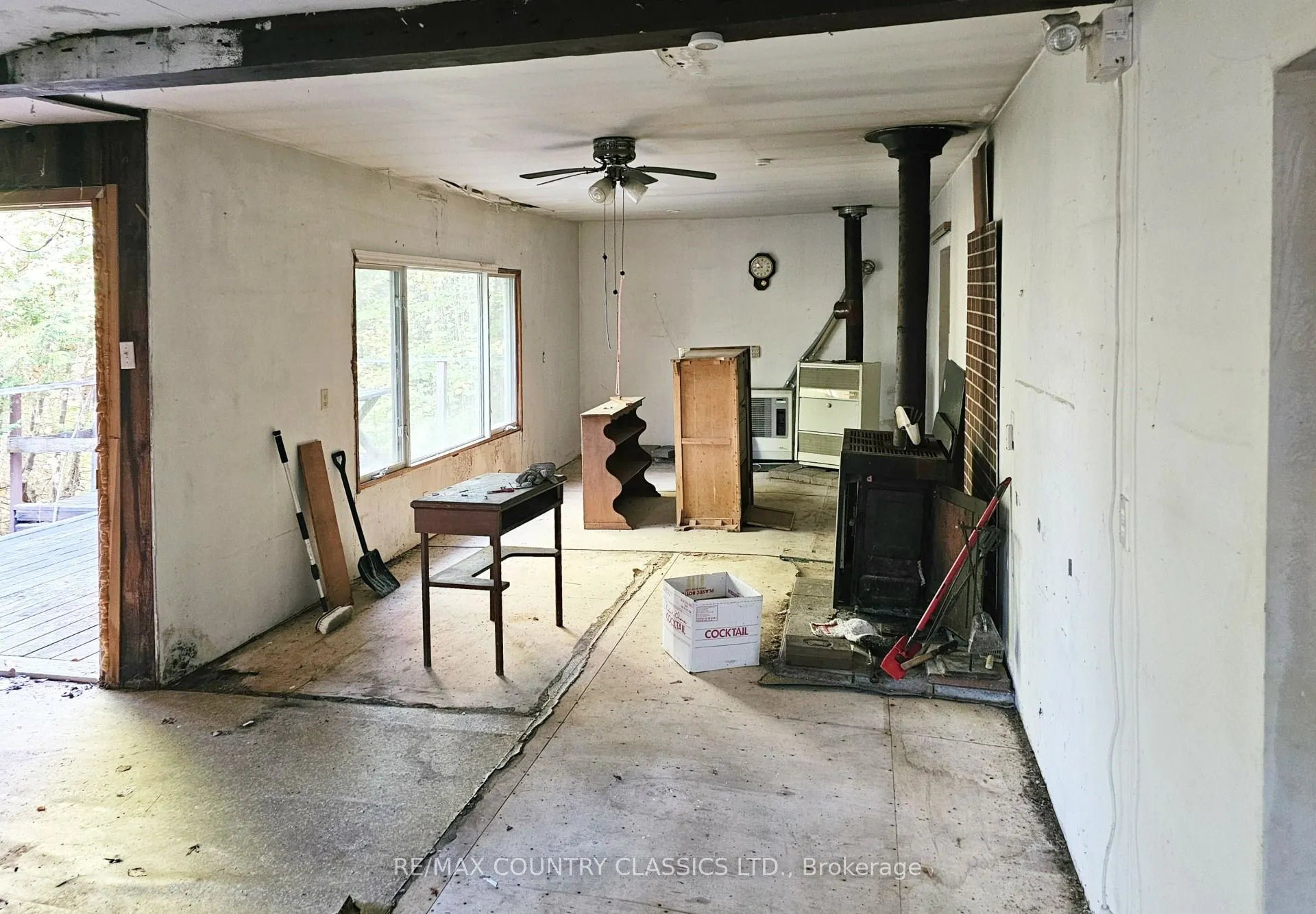 1785 Kamaniskeg Lake Road