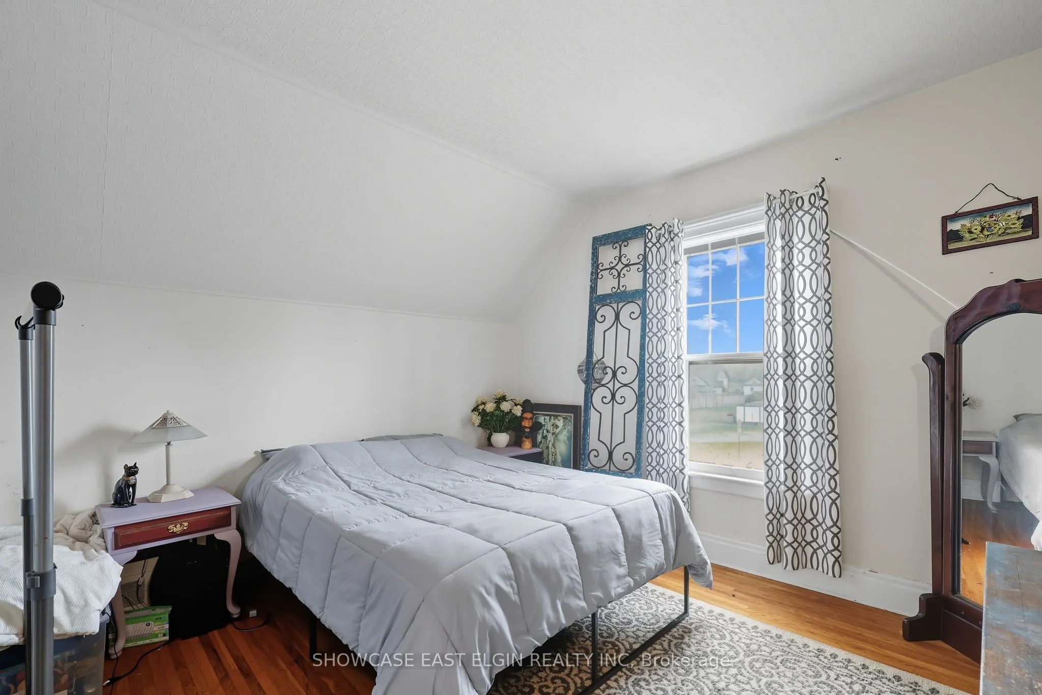 354 Talbot Street W
