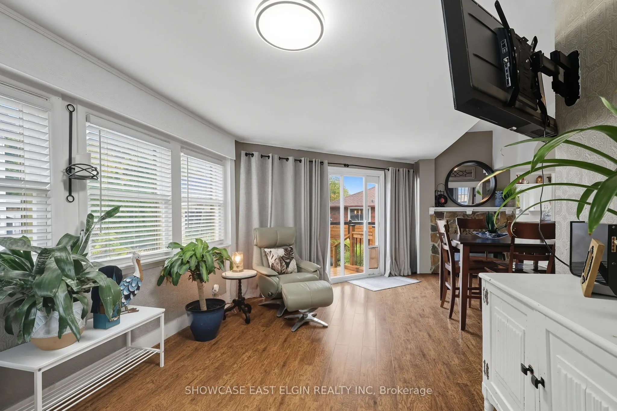 354 Talbot Street W