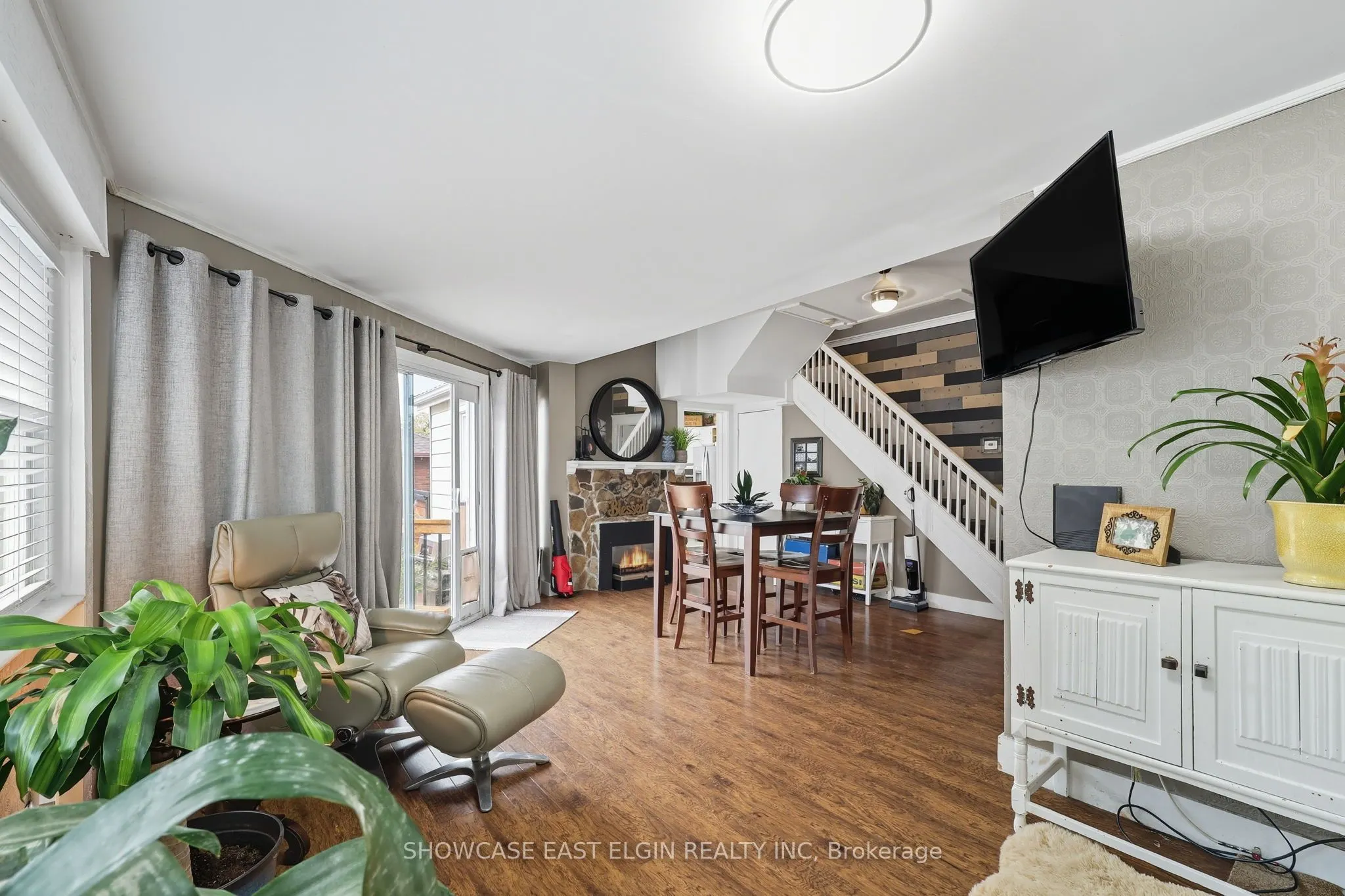 354 Talbot Street W