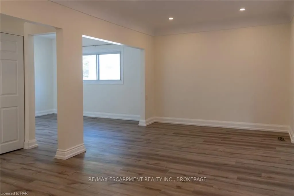 359 QUEENSDALE Avenue E, #Upper